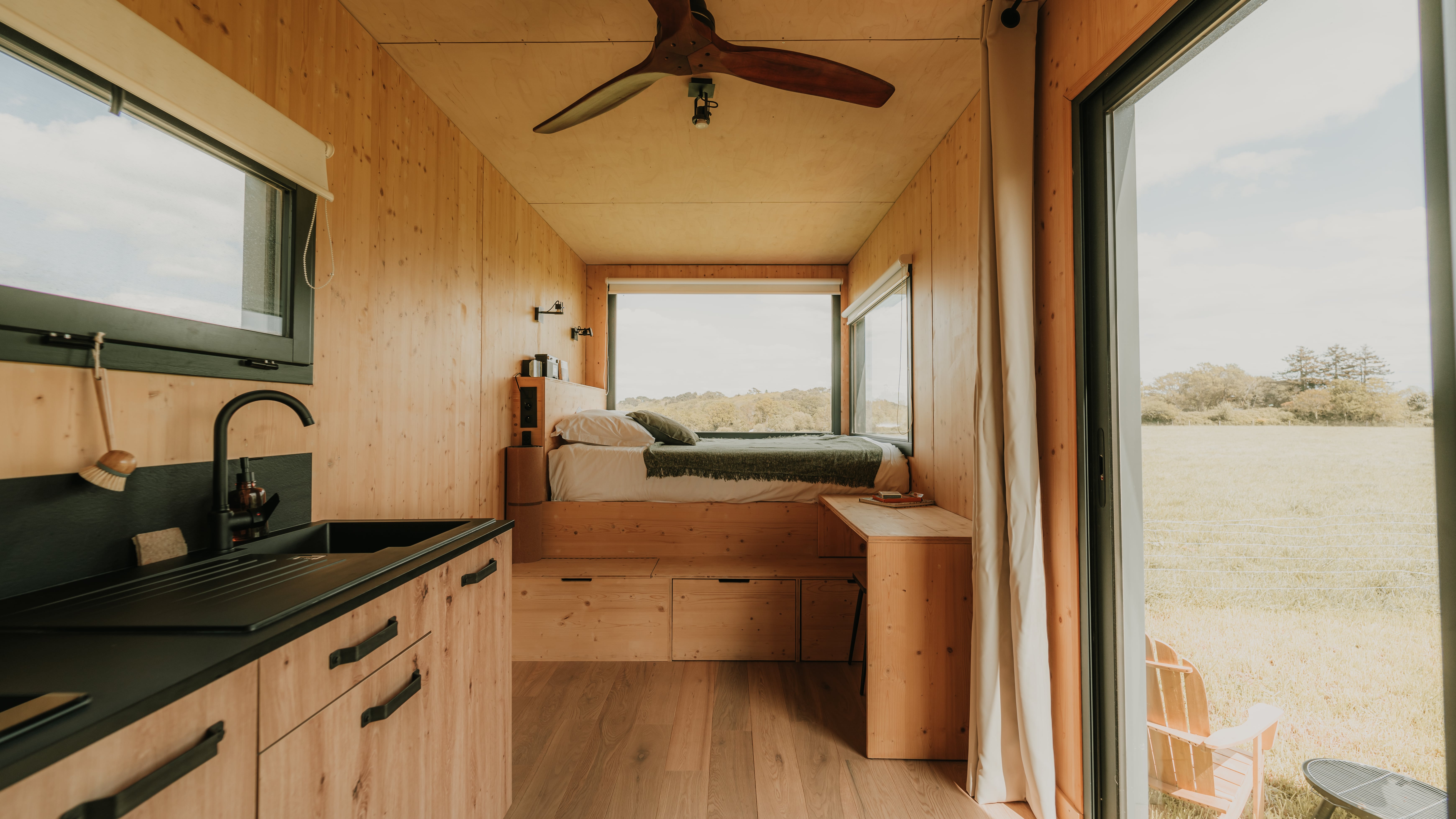 Séjournez dans une tiny house moderne au cœur de la campagne bretonne à Pont-L'abbé — chambre