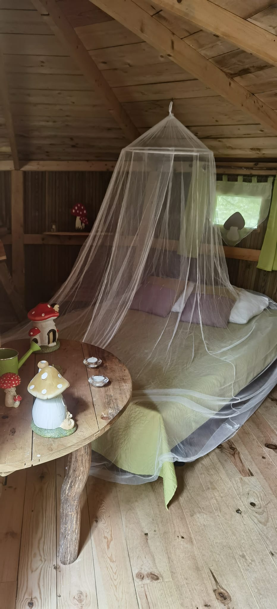 Cabane champignon : une expérience suspendue dans les arbres à Giffaumont — espace de vie