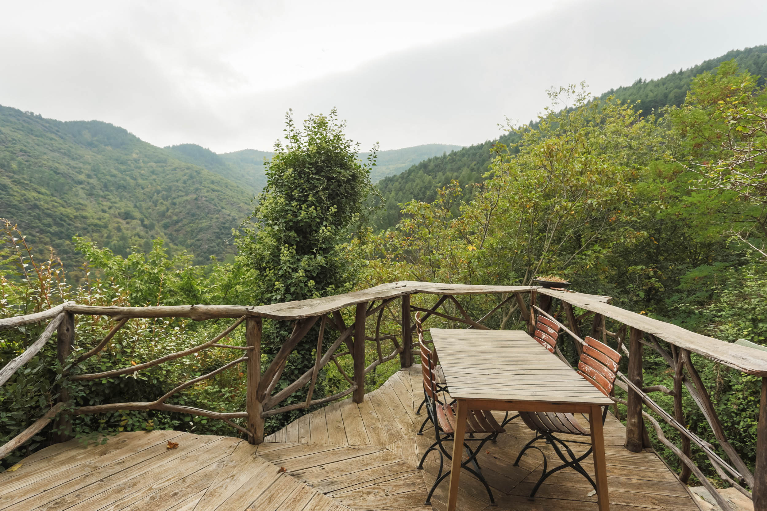 Yourte Cévennes — Nuit au cœur de la nature avec bassin naturel dans le Gard à Alès — environnement naturel