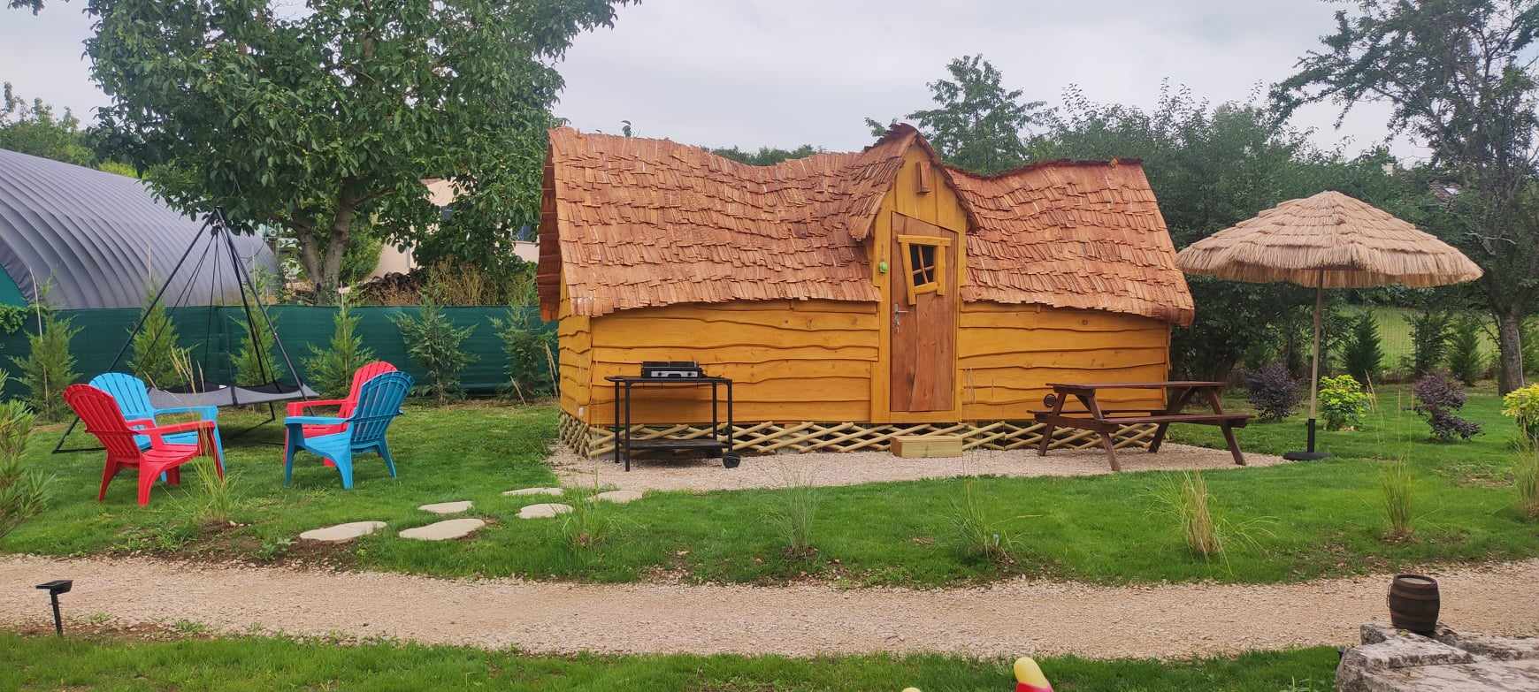 Cabane féerique en Bourgogne : un refuge enchanteur à Laives — vue intérieure