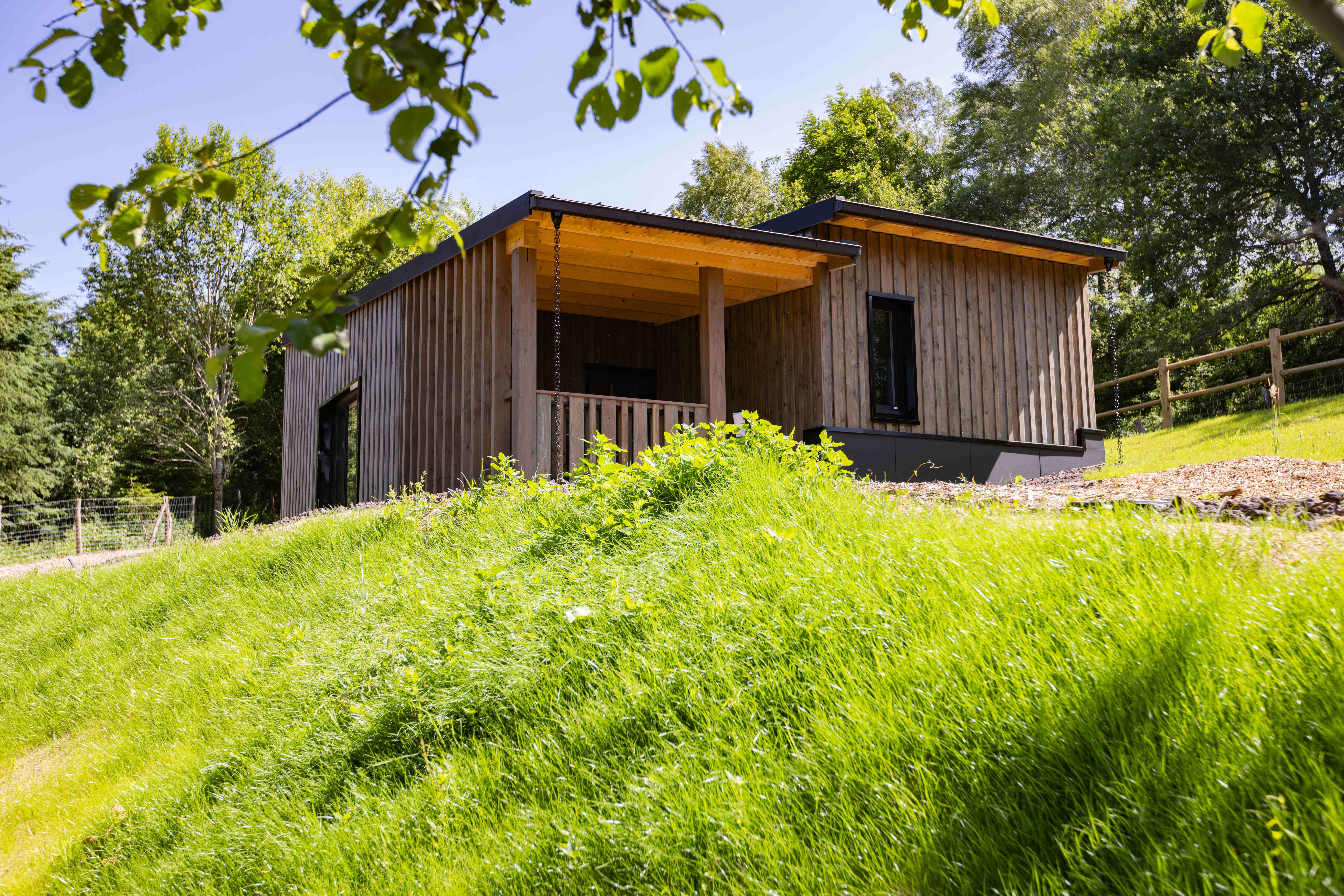 Lodge essentiel — Ecolodge avec vue sur le Volcan de Lemptégy à Puy-de-Dôme