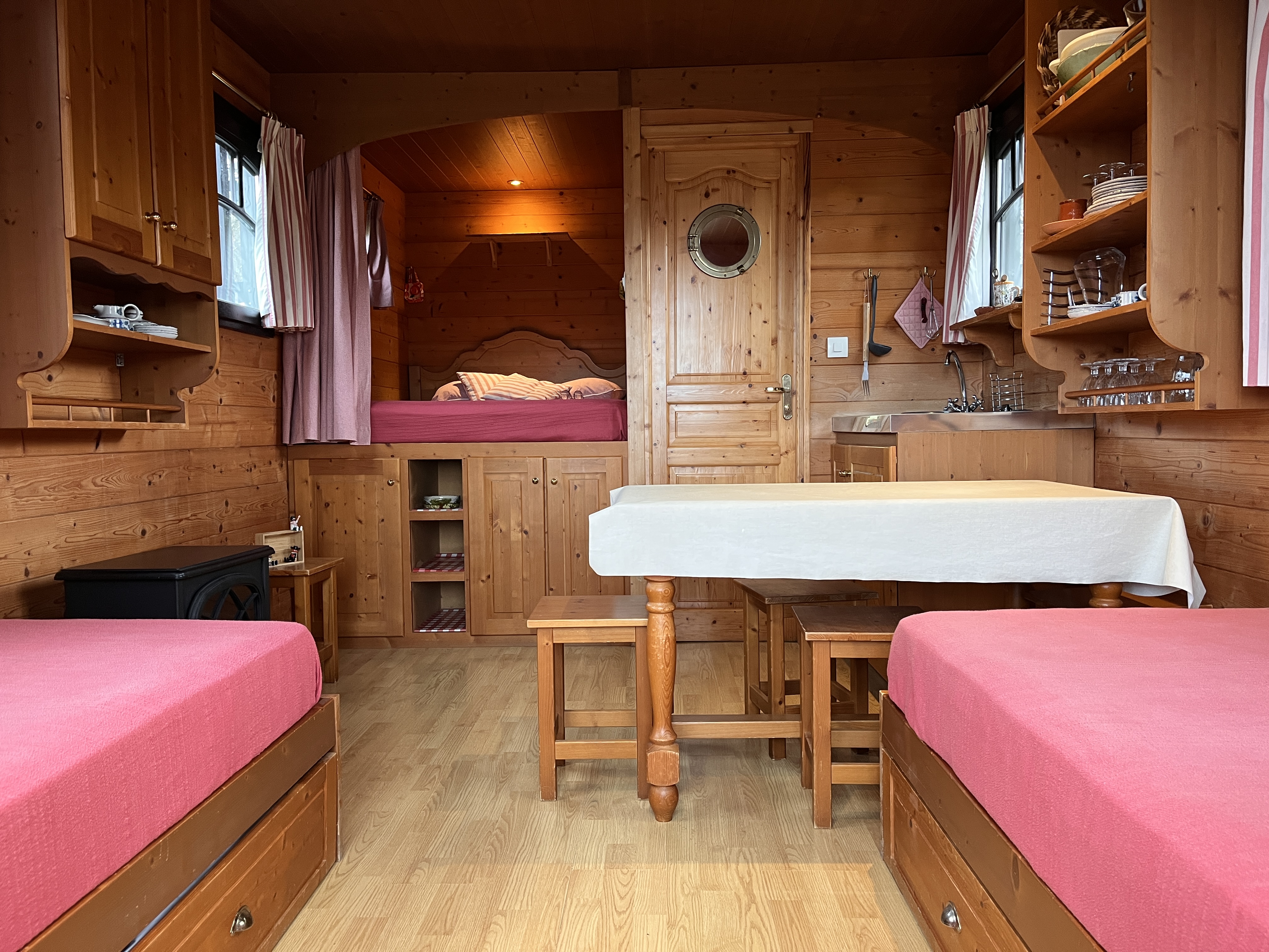 La caravane bohème — Roulotte avec spa à Ardèche à Le Teil — chambre