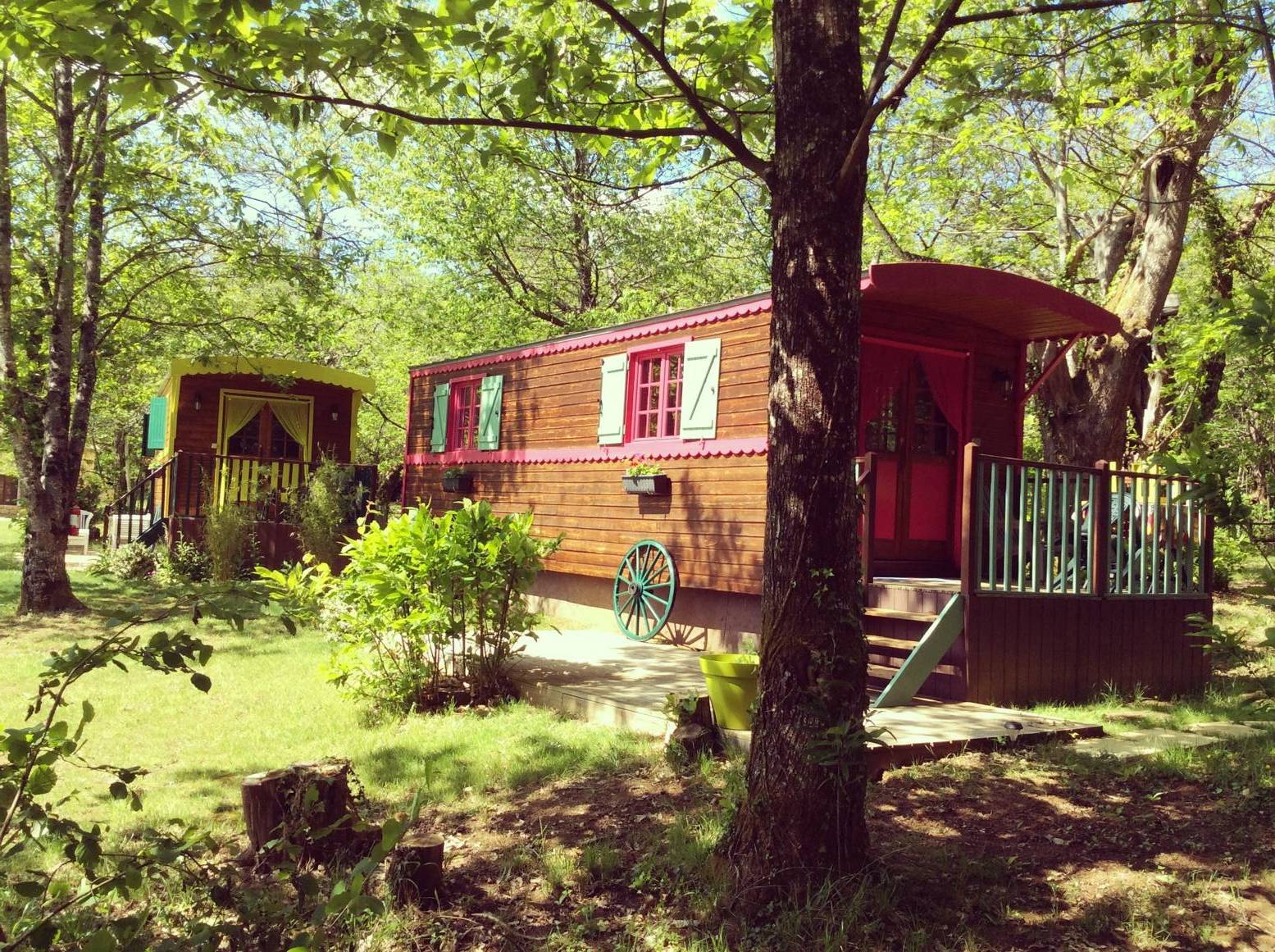 Roulotte côté piscine : une escapade bucolique en Aquitaine