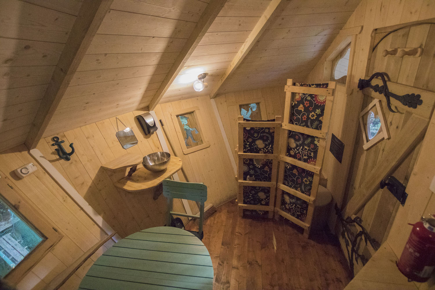 Cabane Ben Nevis : une expérience suspendue dans les arbres à Pleyber-Christ — espace de vie