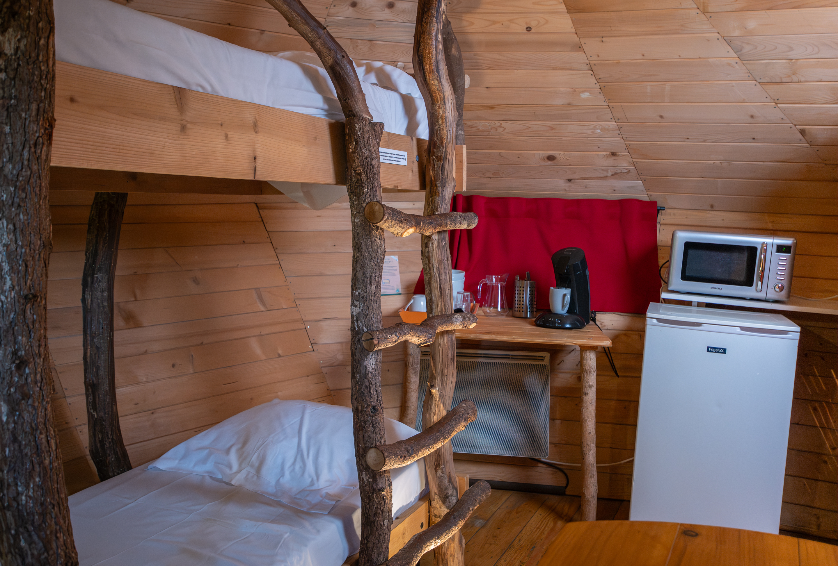 Cabane dans les Arbres — Nuit perchée à 8m au Domaine de Dienné à Bignoux — espace de vie