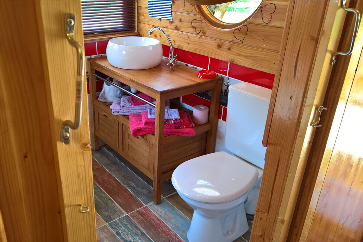Roulotte Romantique du Vercornoix — Séjour bien-être avec spa en Drôme à Saint-Jean-En-Royans — salle de bain