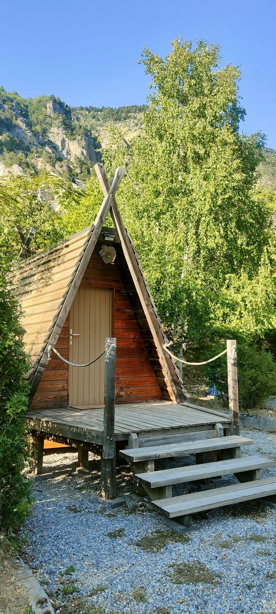 La Cabadienne — Cabane avec spa à Camping le Cians à Saint-Auban — vue depuis la terrasse