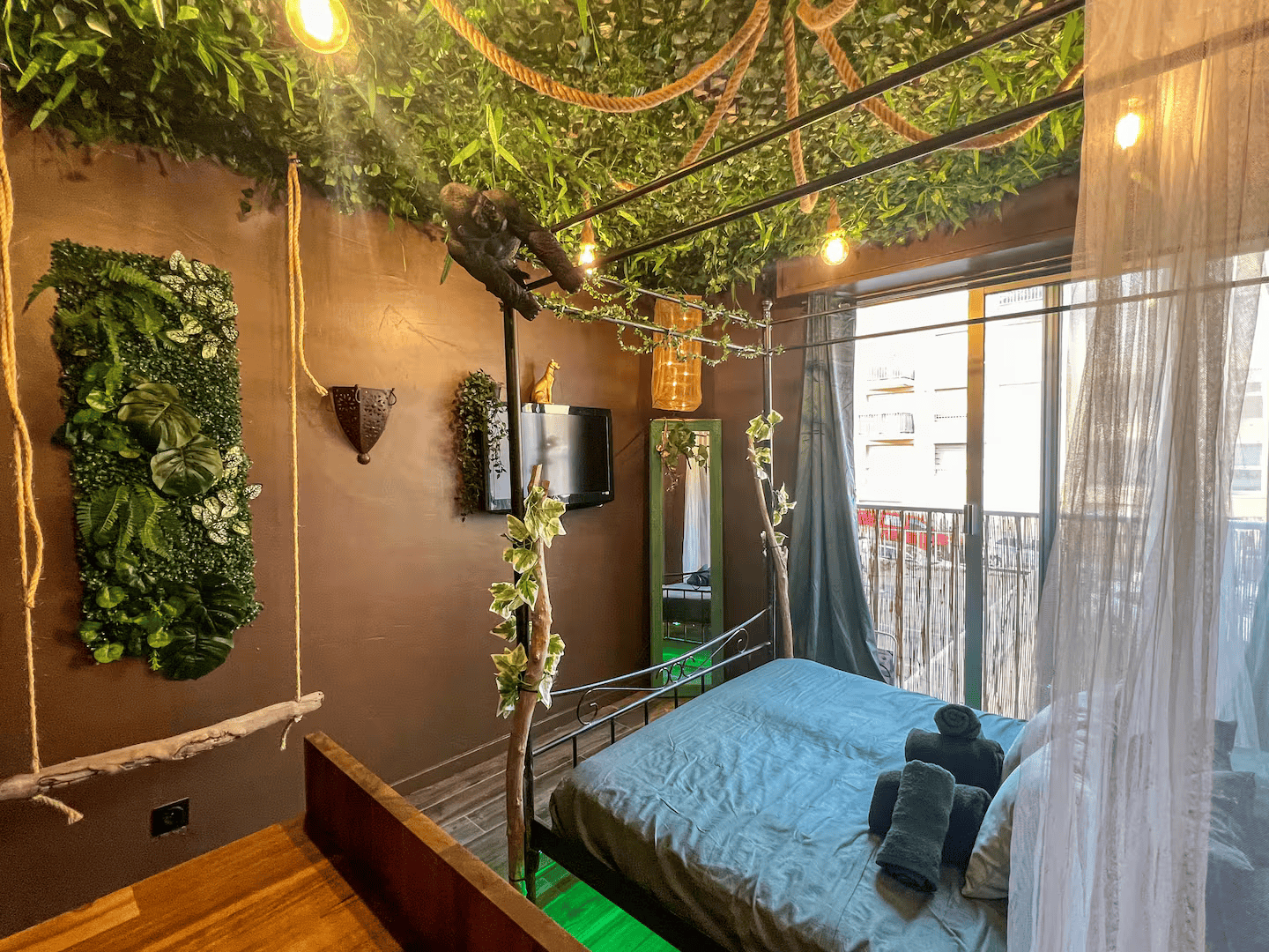 La Tanière de Mowgli — Chambre à thème avec spa à Plage du Môle (Hérault) à Agde — vue intérieure