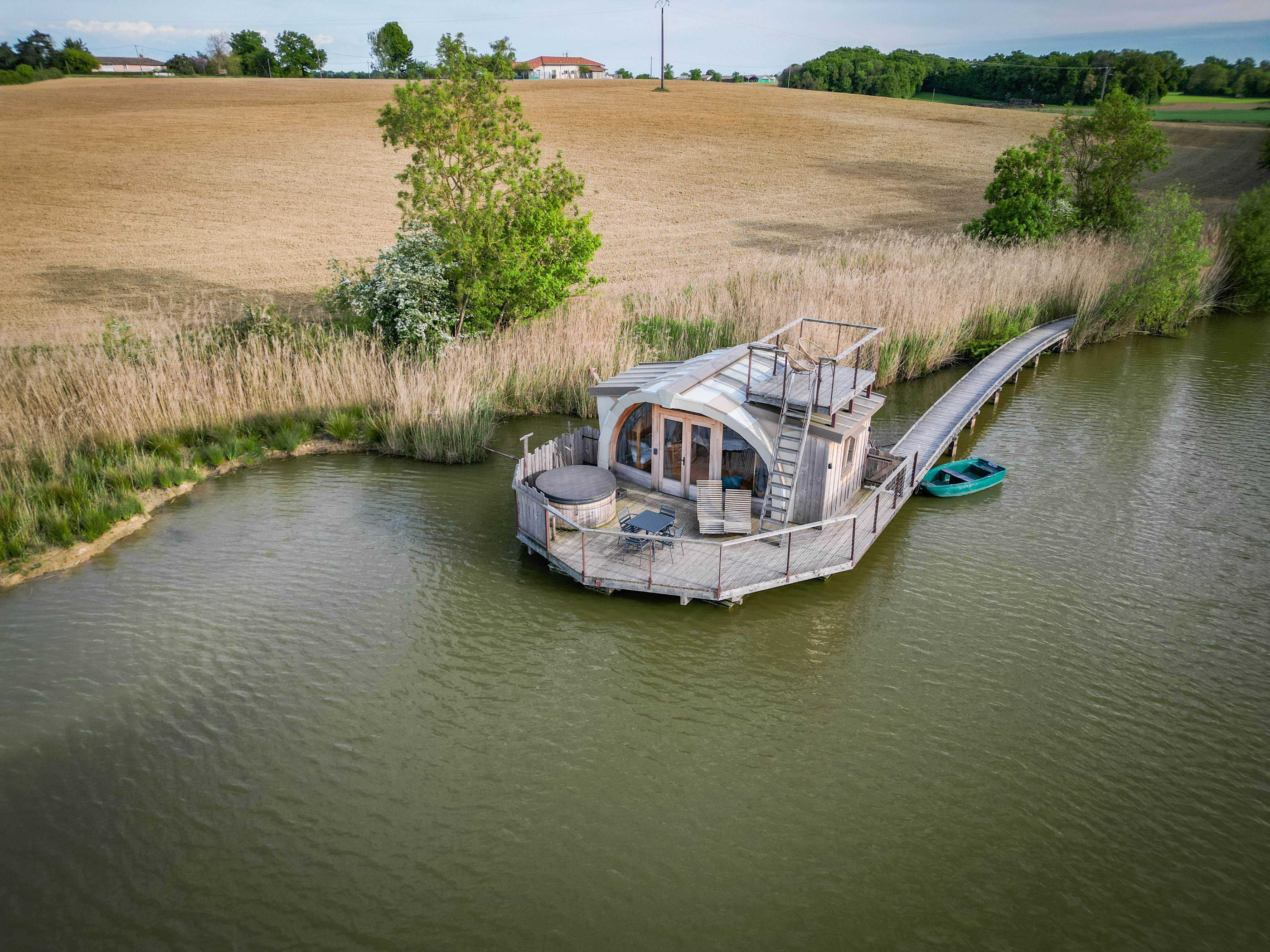 Cabane Spa les Flots — Cabane sur l'eau avec spa à Ain à Meillonnas — espace de vie