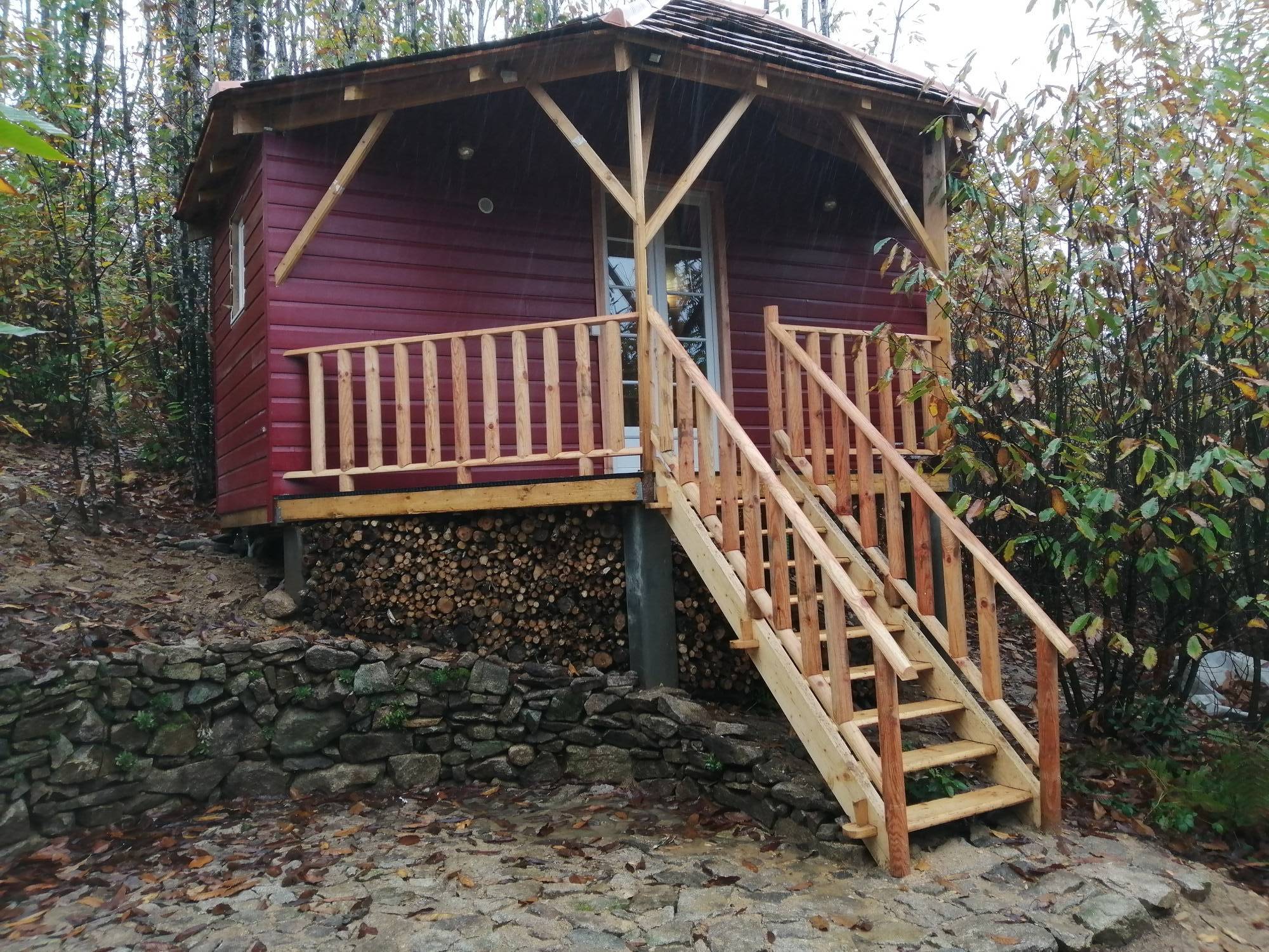 Chalet sur pilotis : une cabane insolite en Limousin à La Geneytouse — vue intérieure
