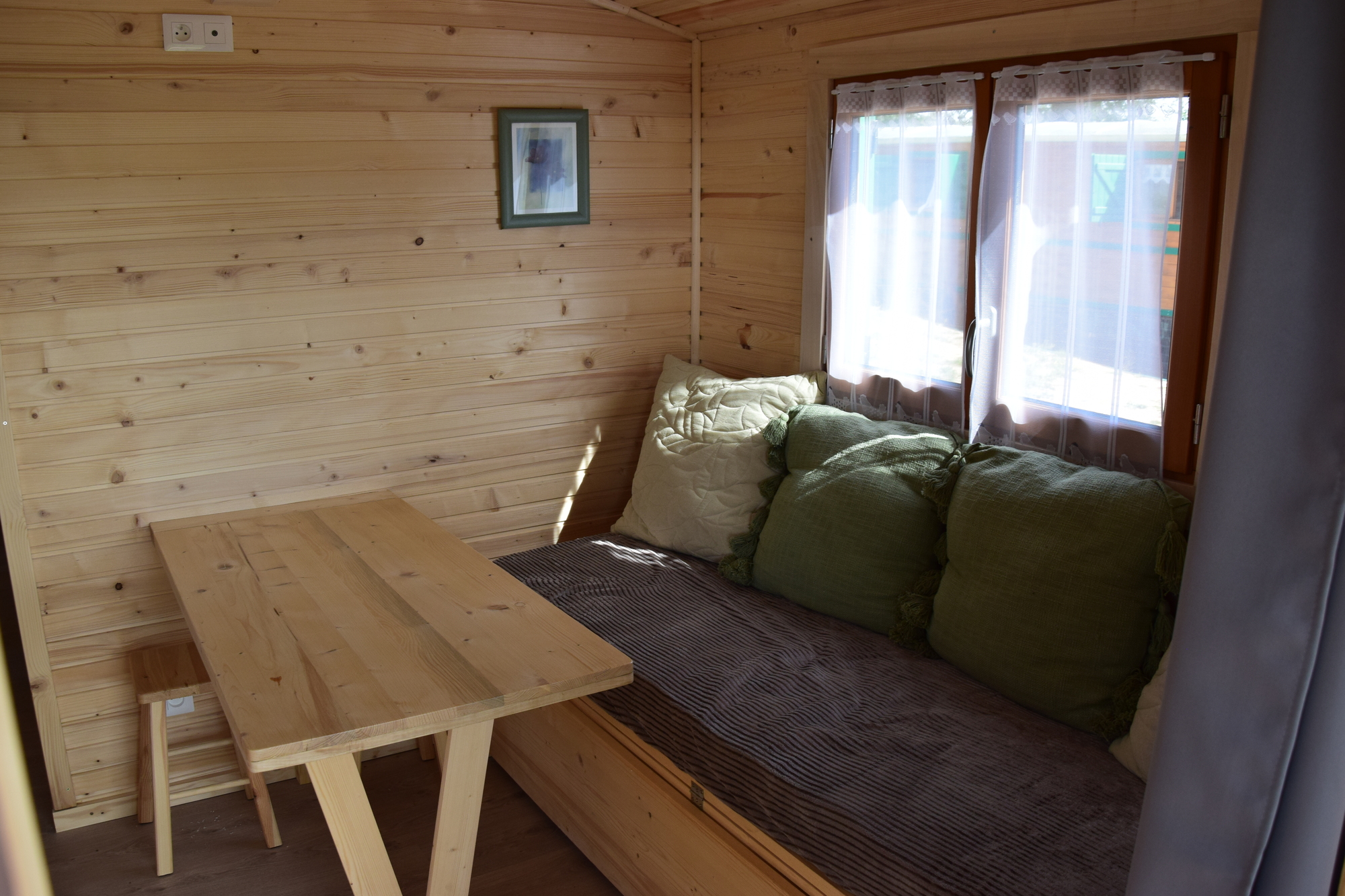 Évasion bucolique dans une roulotte au cœur de l'Auvergne à Vallon-En-Sully — espace de vie