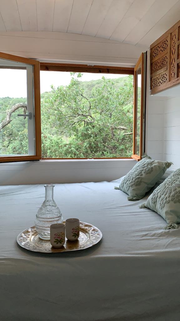 La Roulotte bohème — Roulotte avec spa à Languedoc-Roussillon à Perpignan — chambre