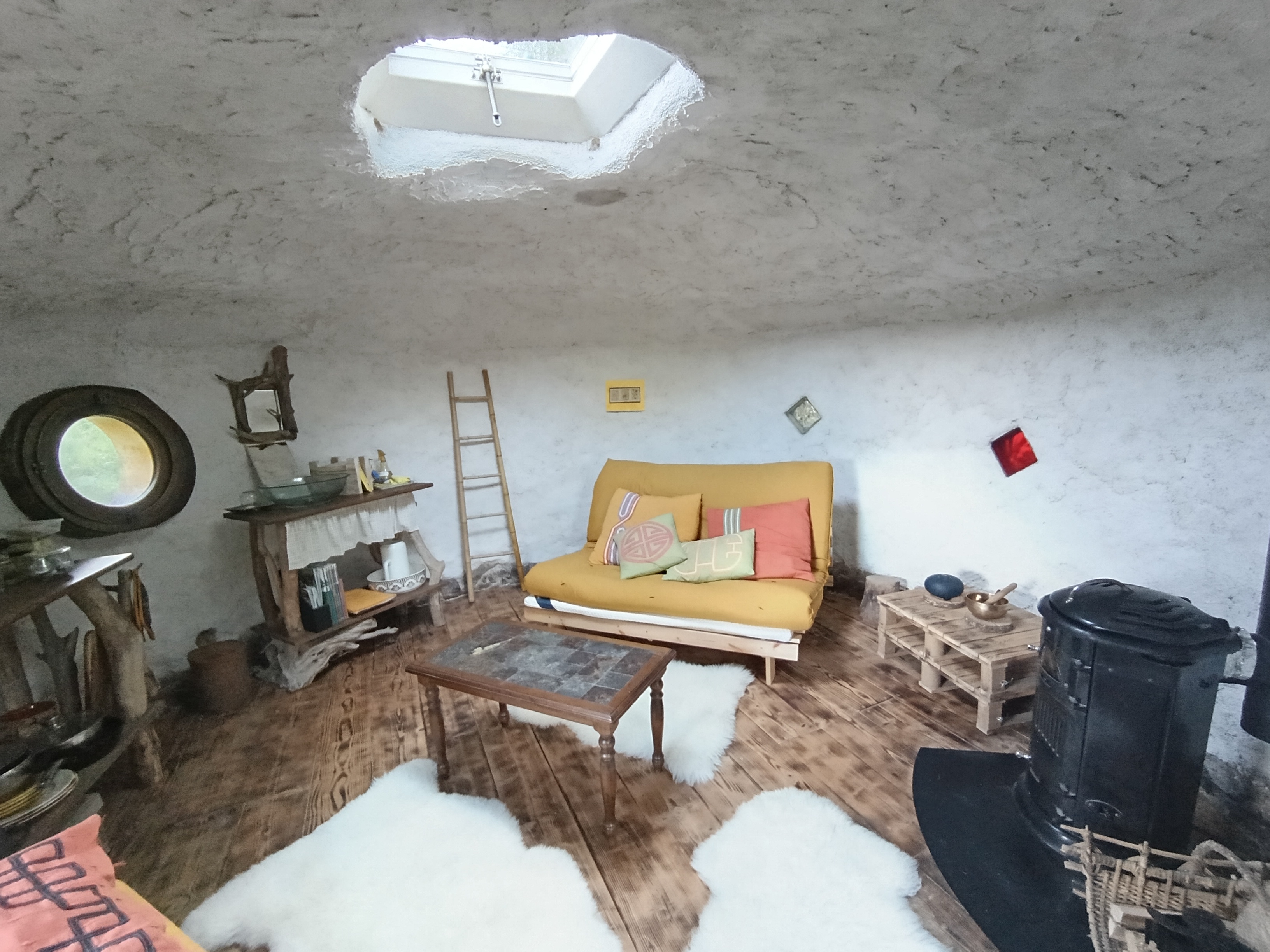 La Kerterre des Grillons : un refuge insolite en Auvergne à St Nicolas Des Biefs — détail architectural