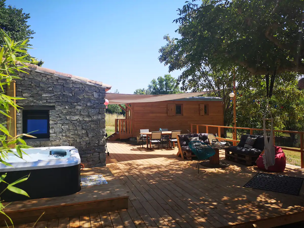 Roulotte la Clé du Luberon — Roulotte avec spa à Buoux (Vaucluse)