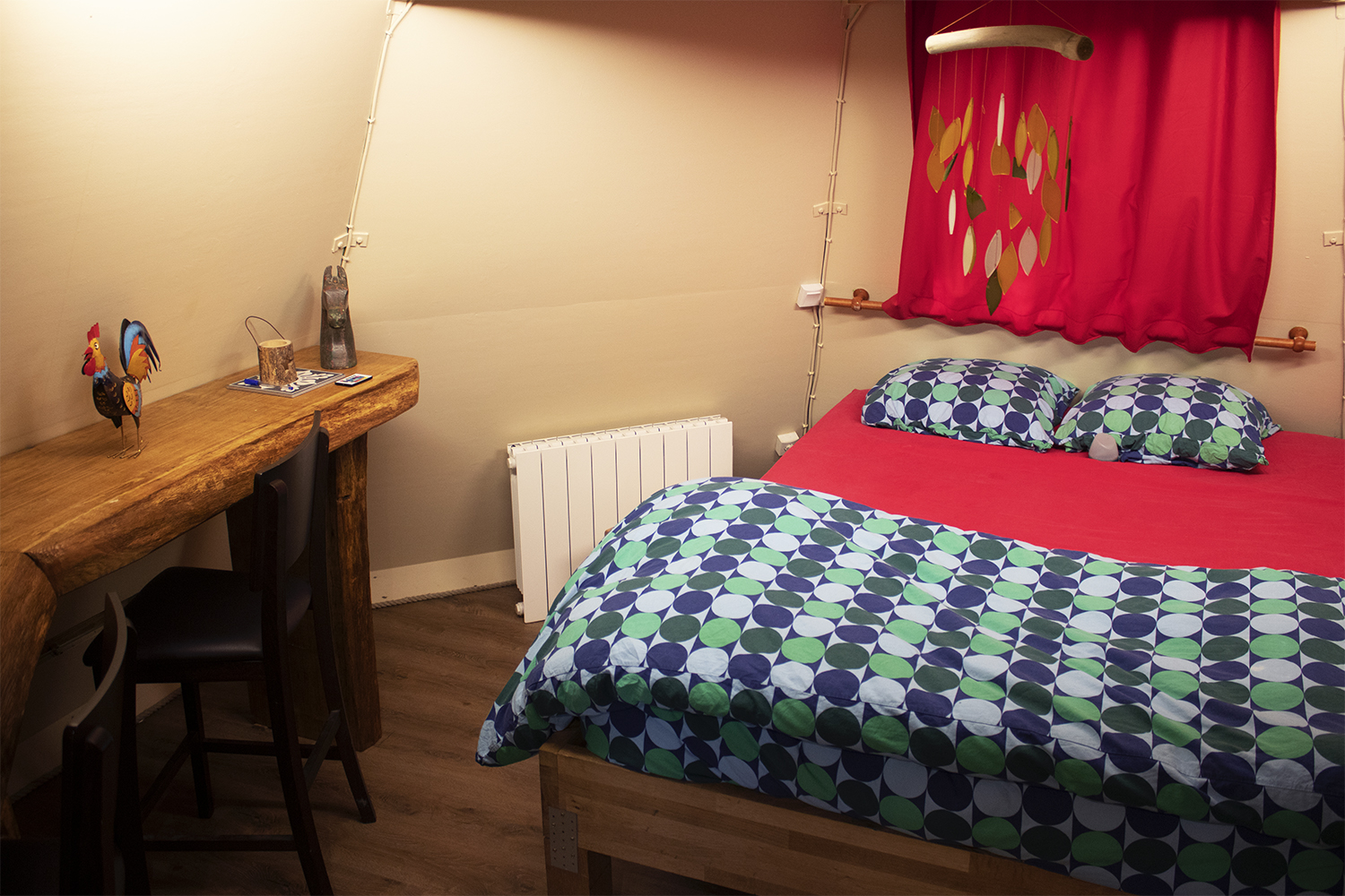 Tipi de l'Ours — Séjour insolite avec spa à Seine-et-Marne à Noisy-Sur-École — espace de vie