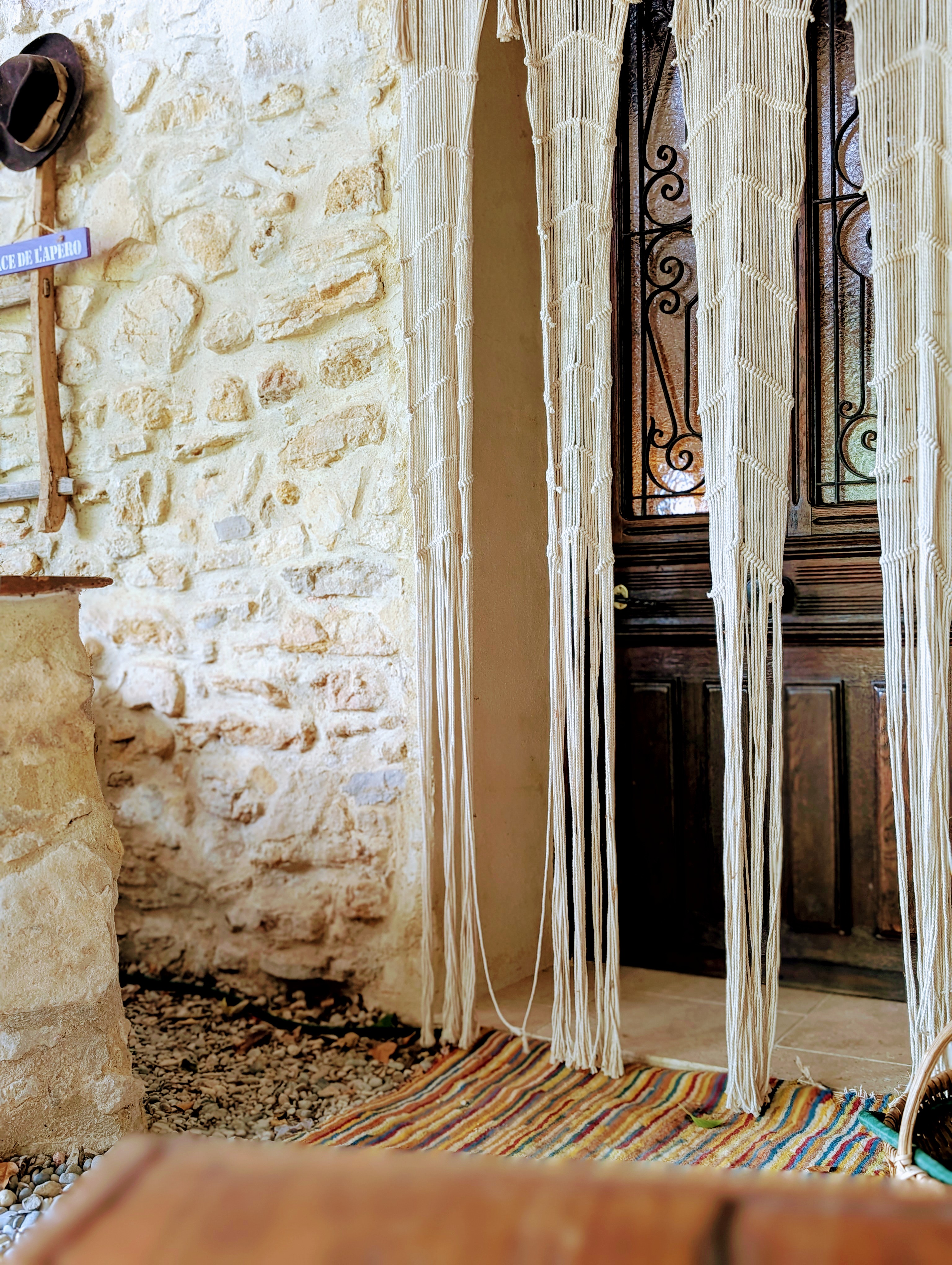 Découvrez la magie d'une maison troglodyte en Provence à Beaumes De Venis — vue intérieure
