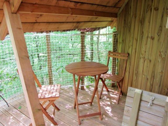 Cabane de la ferme : une expérience immersive dans les arbres à Giffaumont — chambre
