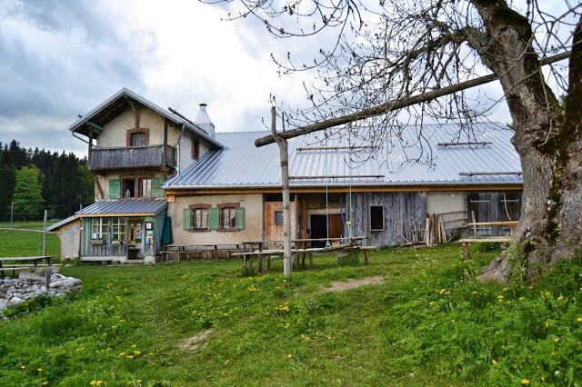 Séjournez dans une yourte bosquet en Franche-Comté à Rochejean — salle de bain