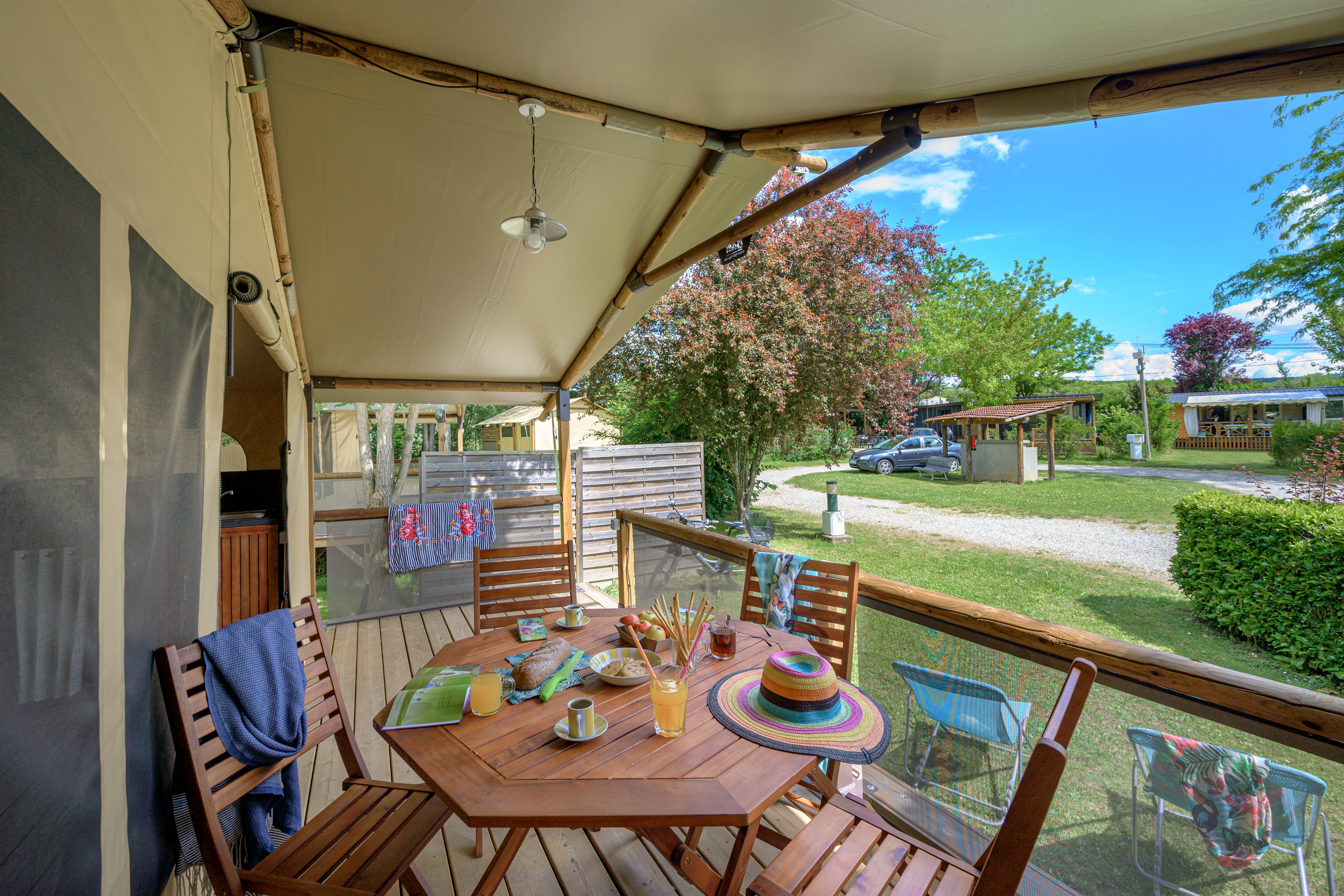 Lodge Bali Confort — Tente lodge avec spa à Hauterives (Drôme) à Hauterives — espace de vie