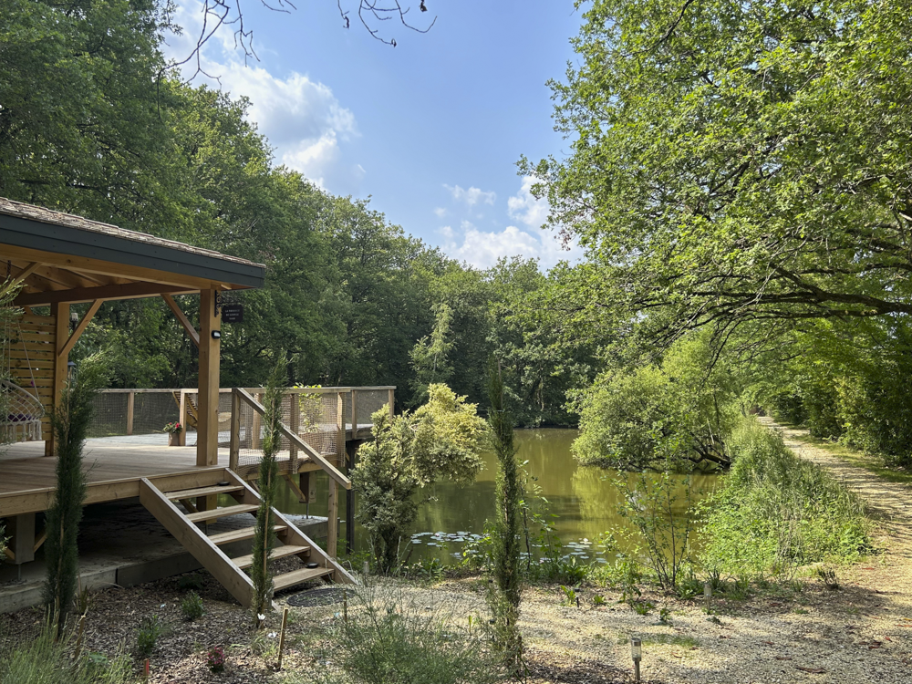 La Romance de George Sand : une cabane sur pilotis au cœur de la nature à Malicornay — chambre