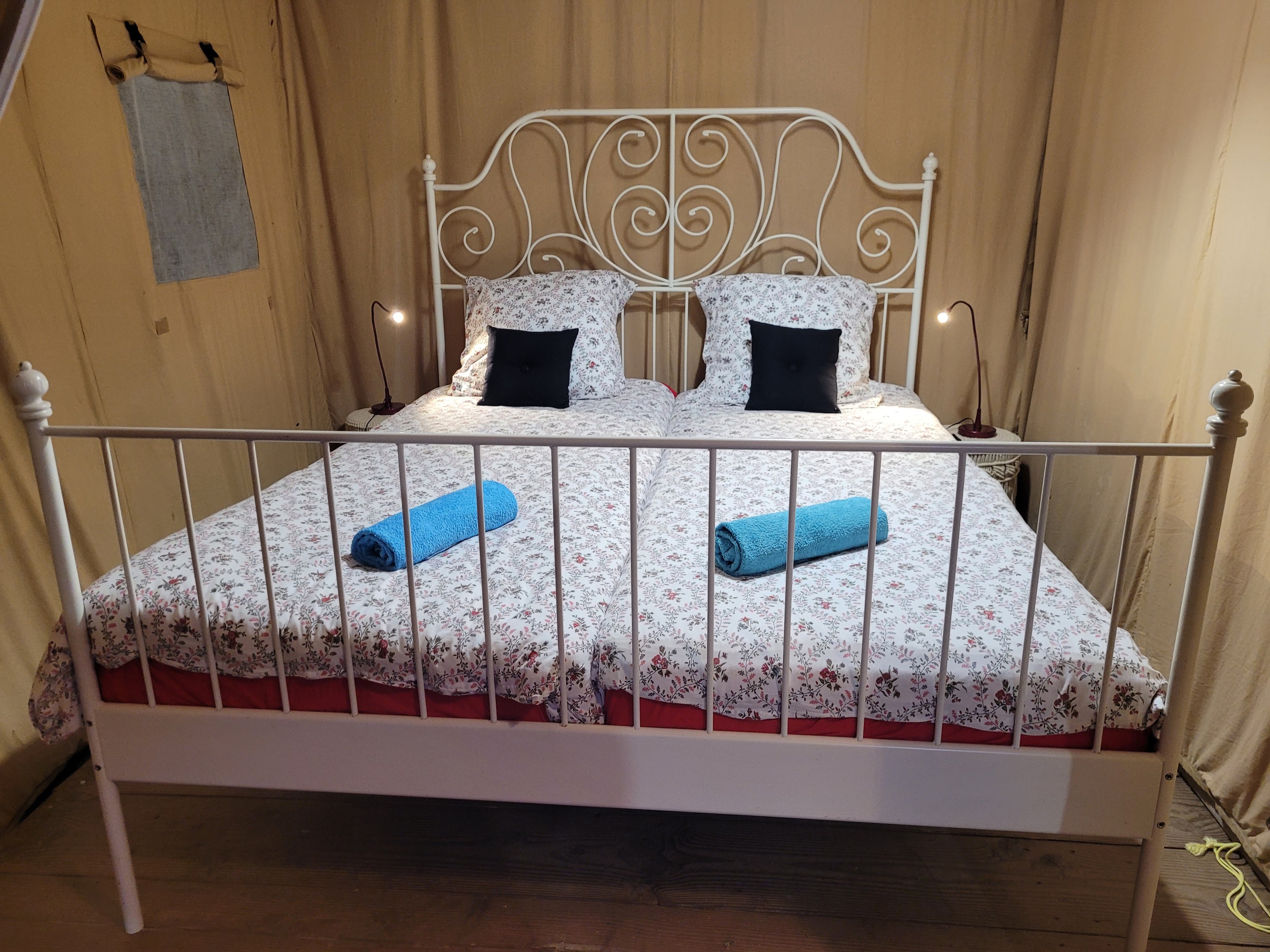 Tente Lodge Safari — Glamping avec spa à Calvados à Noues de Sienne — salle de bain
