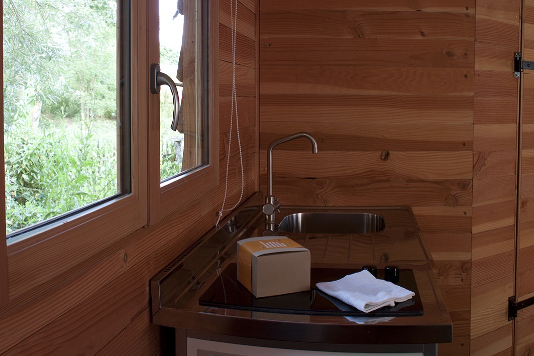 Cabane sur l'eau Libellule : une expérience immersive au cœur de la nature à Batilly-En-Puisaye — cuisine