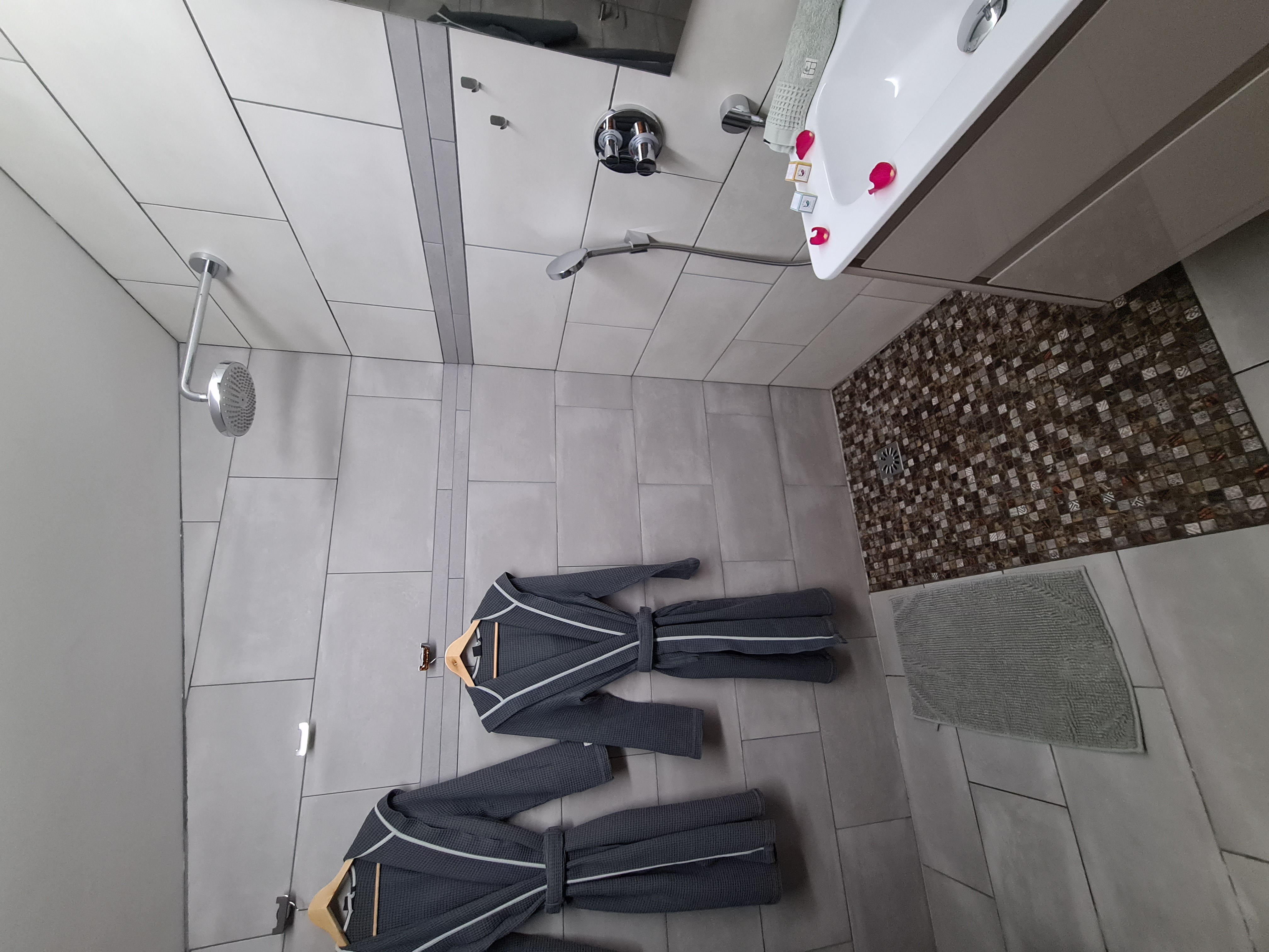 La Cabane du Bas & Spa : une évasion sur pilotis en Midi-Pyrénées à Labastide-Gabausse — chambre