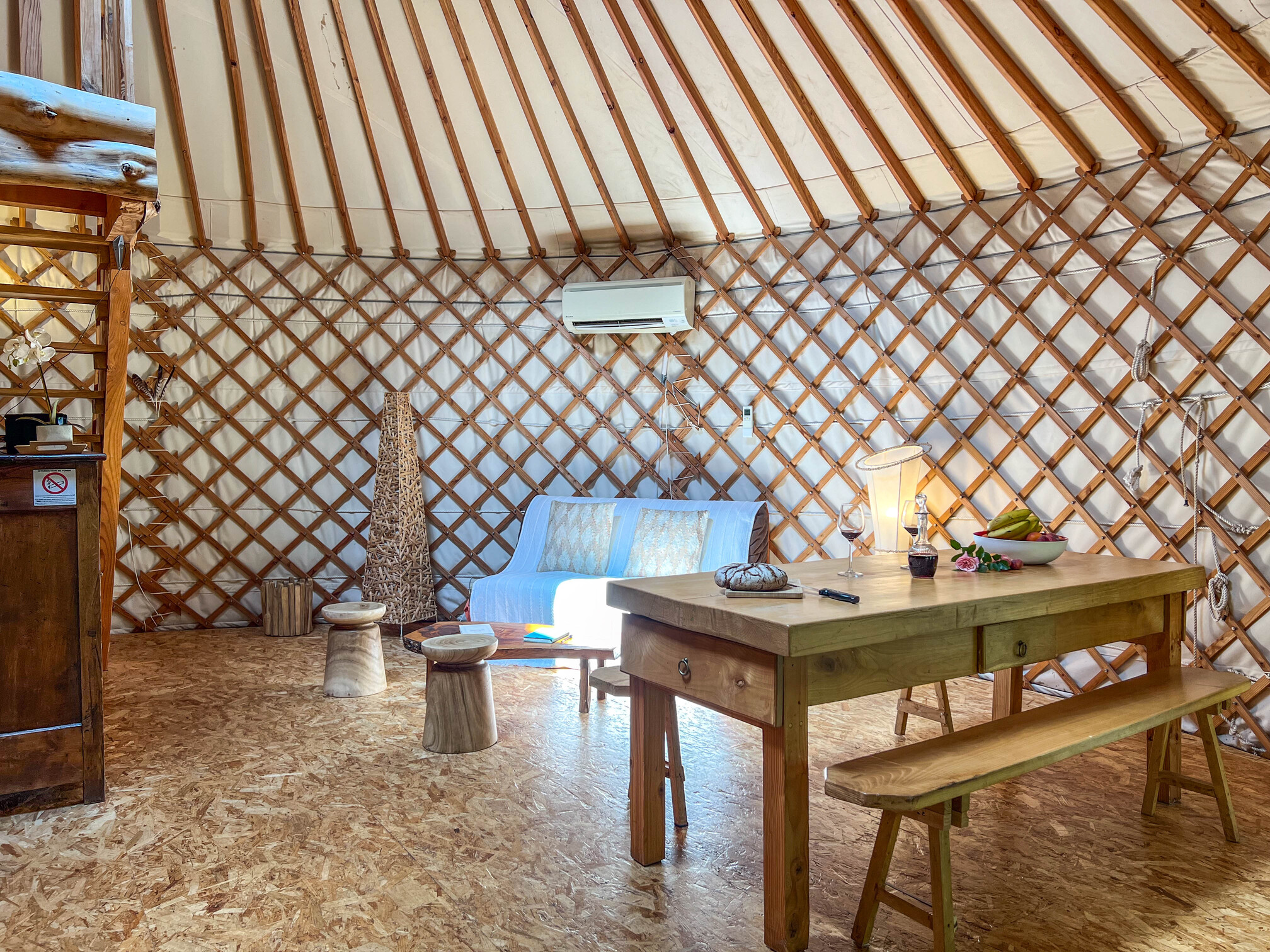 La Yourte Contemporaine : une expérience immersive en Auvergne à Vitrac — vue depuis la terrasse