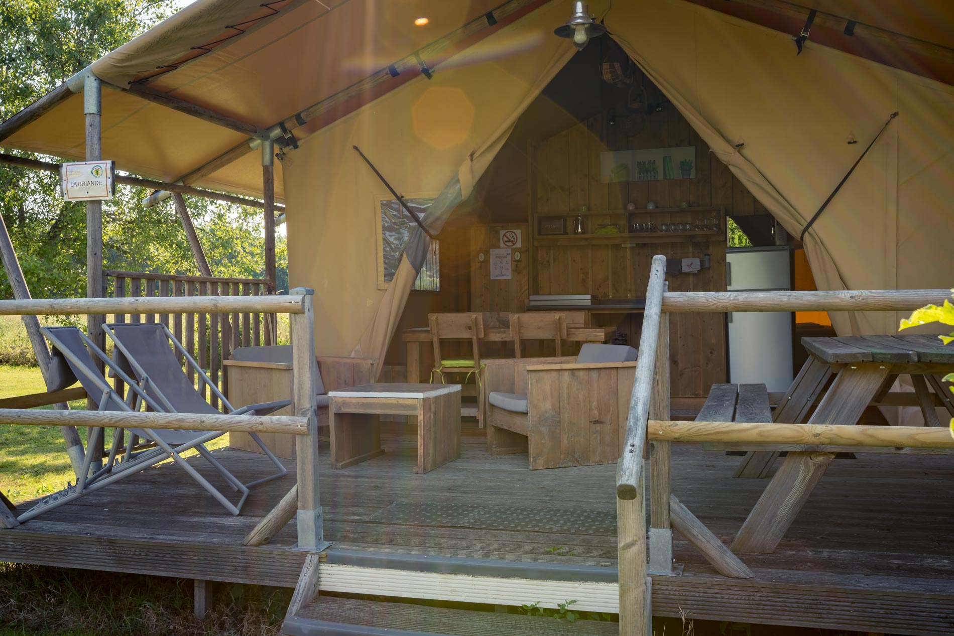 Tente Lodge la Clairière : une immersion sauvage en Nouvelle-Aquitaine à Saires — vue intérieure