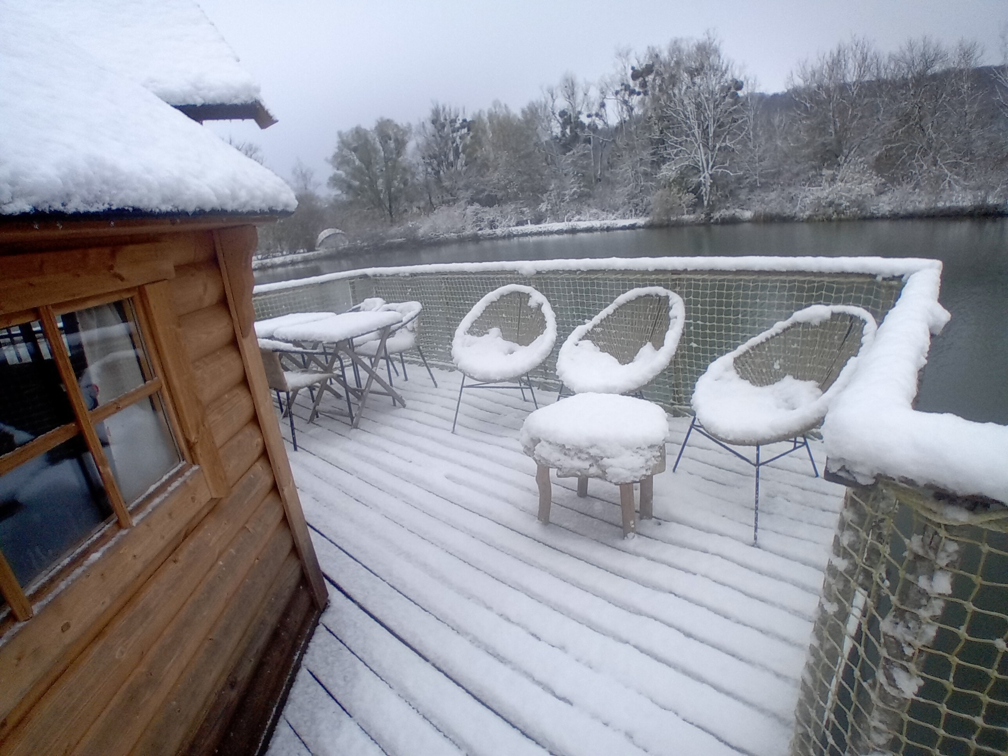 Le Kota Convivial : une cabane flottante en pleine nature à Givrauval — environnement naturel