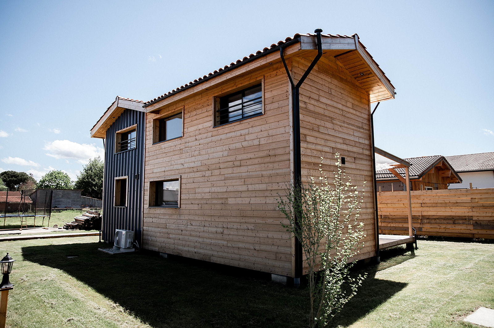 Photo 7/9 — Tiny House « Tiny house contemporaine avec spa en Aquitaine » à Aureilhan Landes