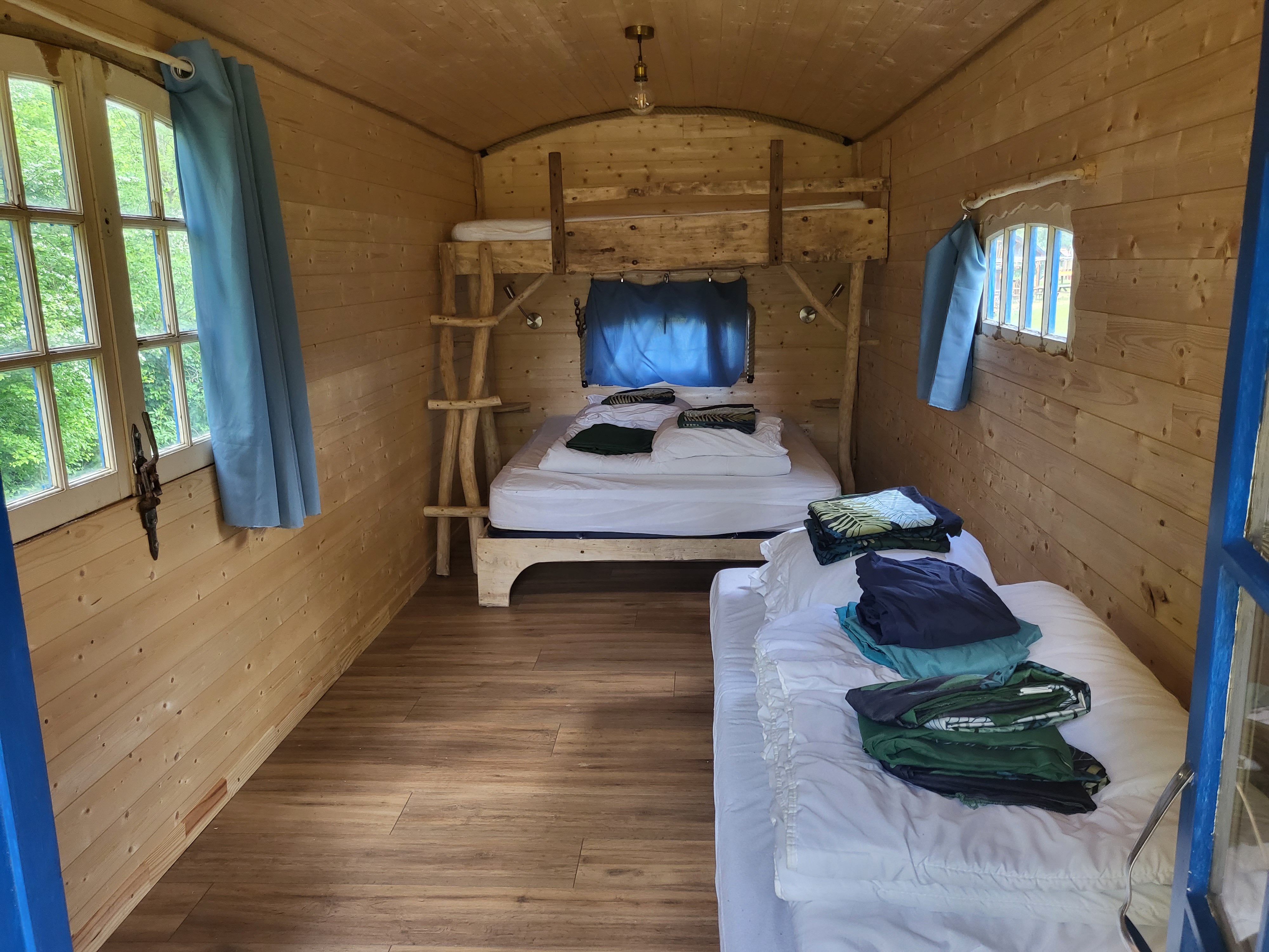 Séjournez dans une roulotte au cœur de l'Auvergne à Huriel — espace de vie