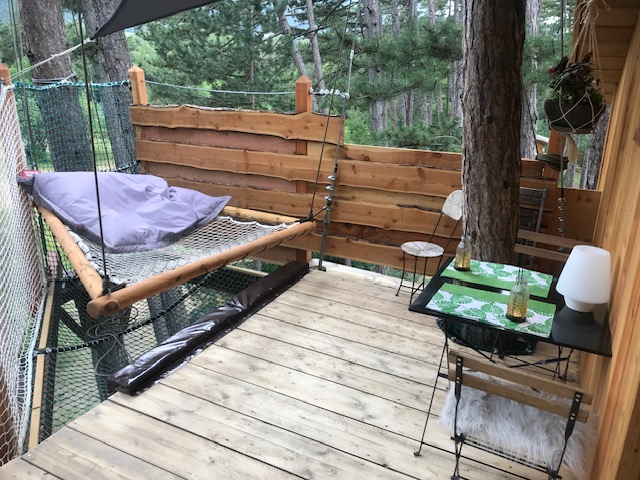 La cabane étoilée : une nuit suspendue dans les arbres à Barcelonnette — espace de vie