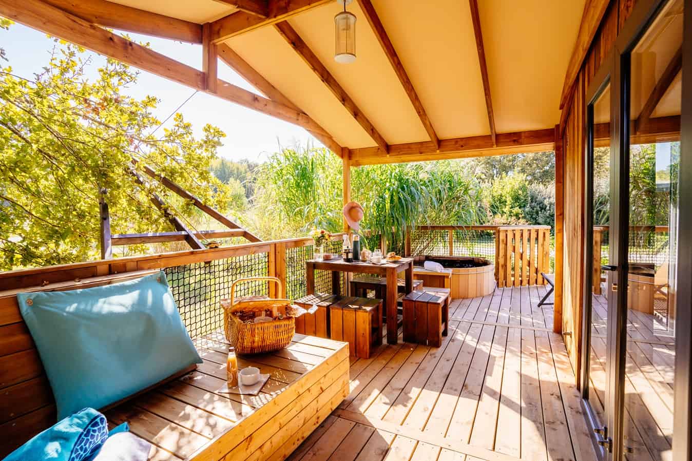 Océania Lodge avec spa — Cabane avec spa à Gironde à Le Nizan — espace de vie