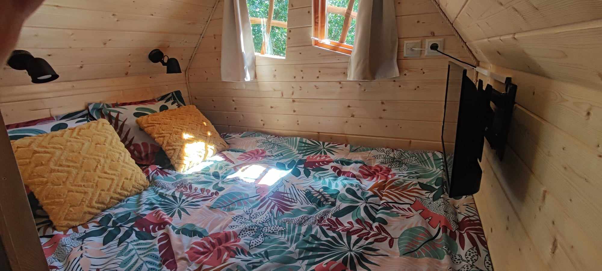 Cabane féerique en Bourgogne : un refuge enchanteur à Laives — chambre