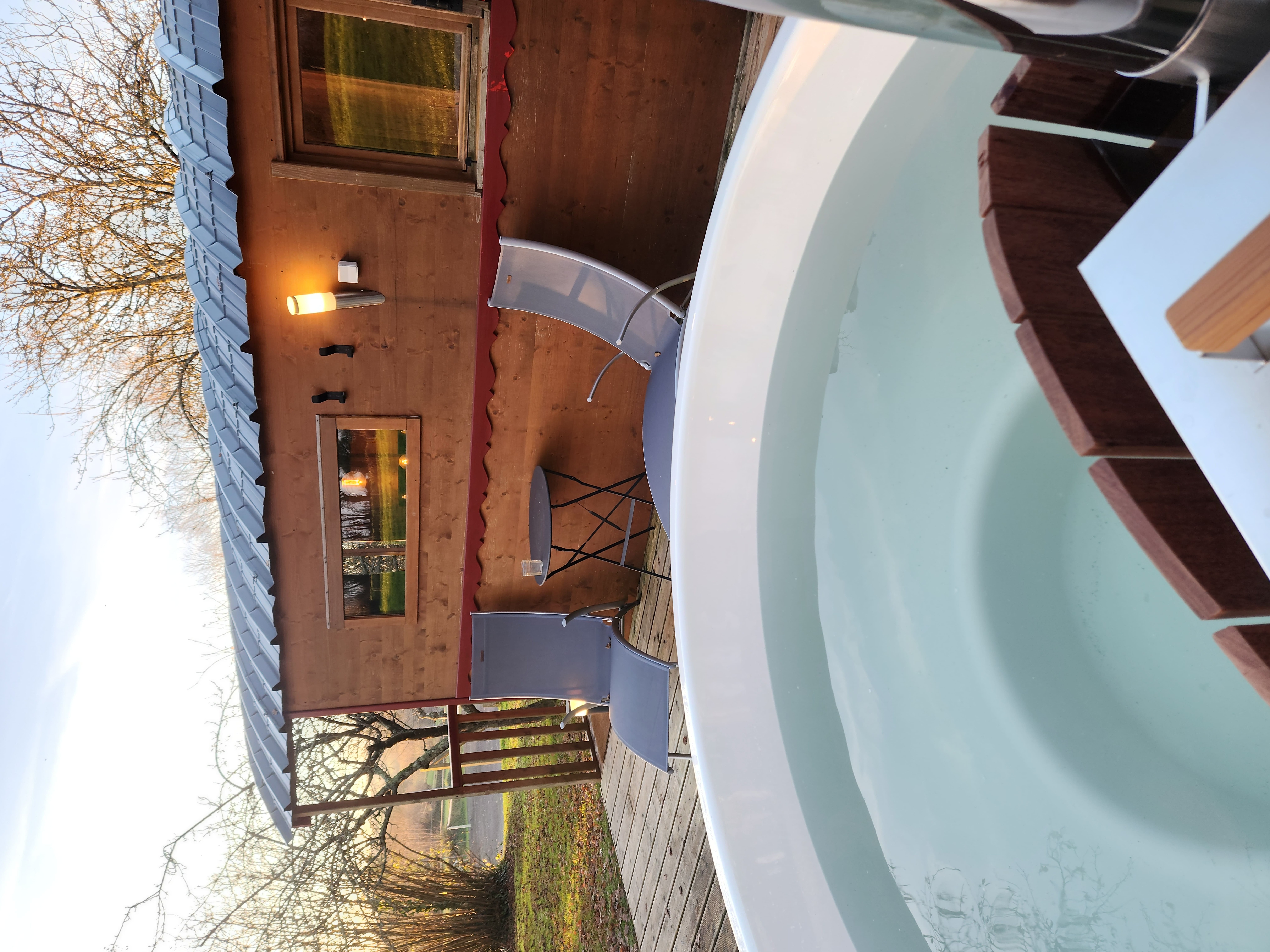La Roulotte & Bain Nordique — Roulotte avec jacuzzi à La Manche à Saint-Lô — espace de vie