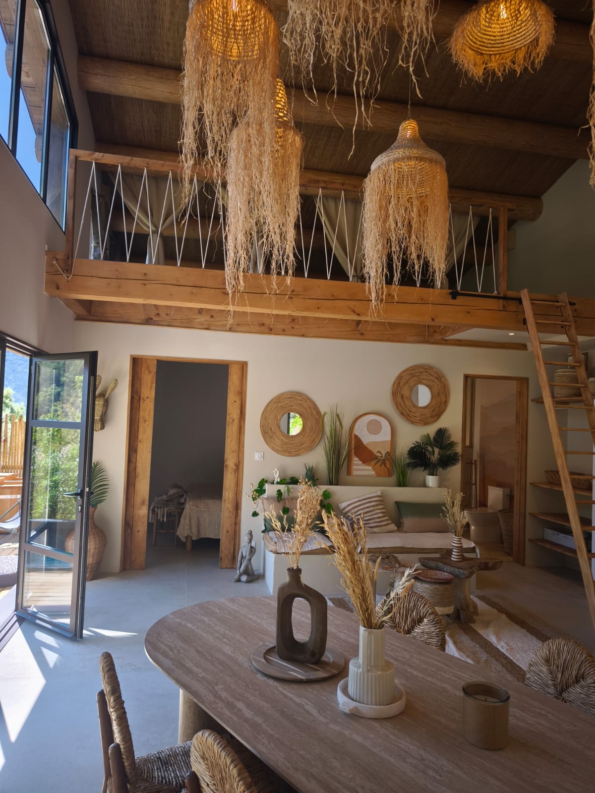 LODGE DES BARONNIES — Maison insolite avec spa et piscine à Drôme à Die — détail architectural