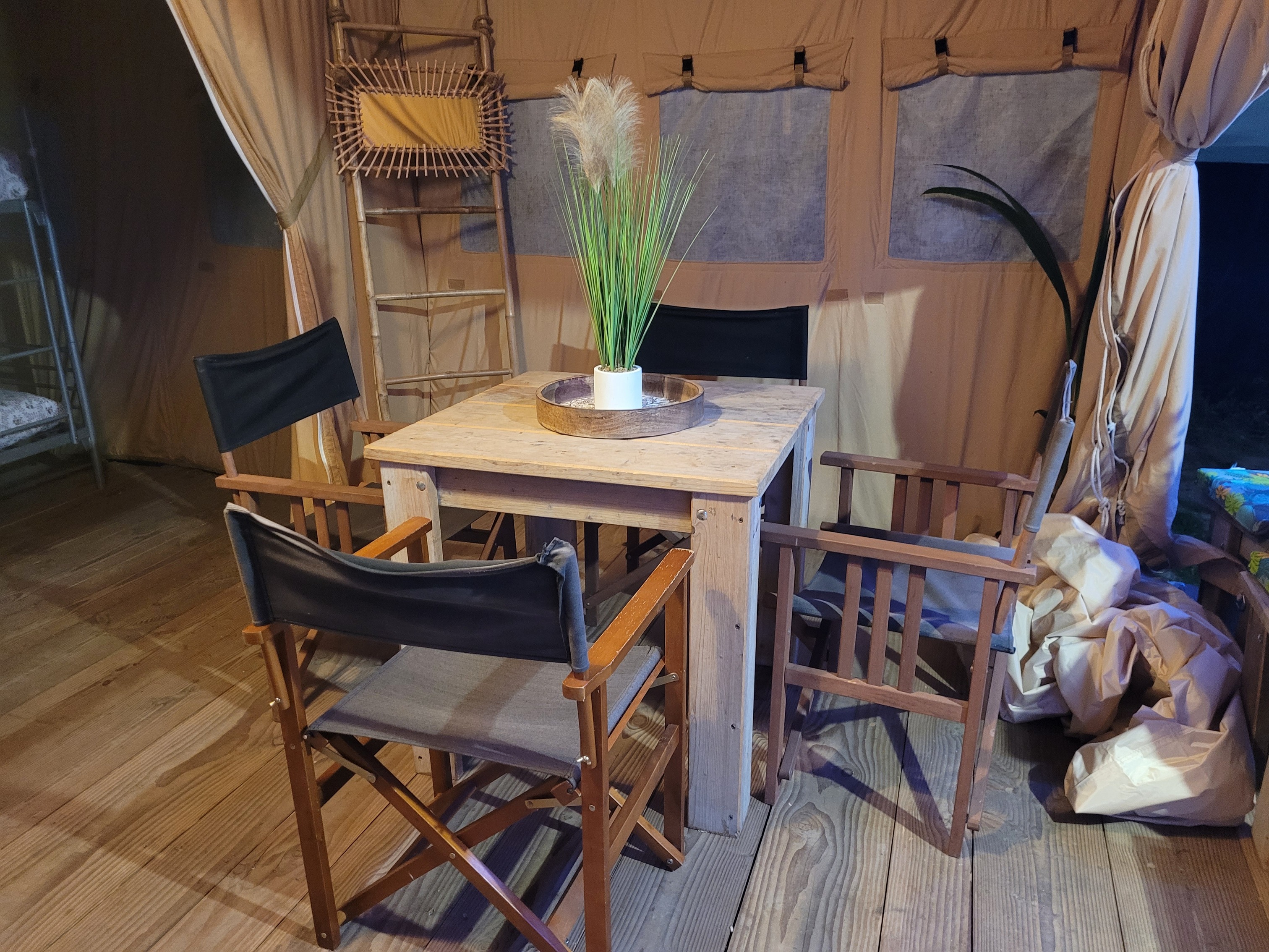 Tente Lodge Safari — Glamping avec spa à Calvados à Noues de Sienne — vue depuis la terrasse
