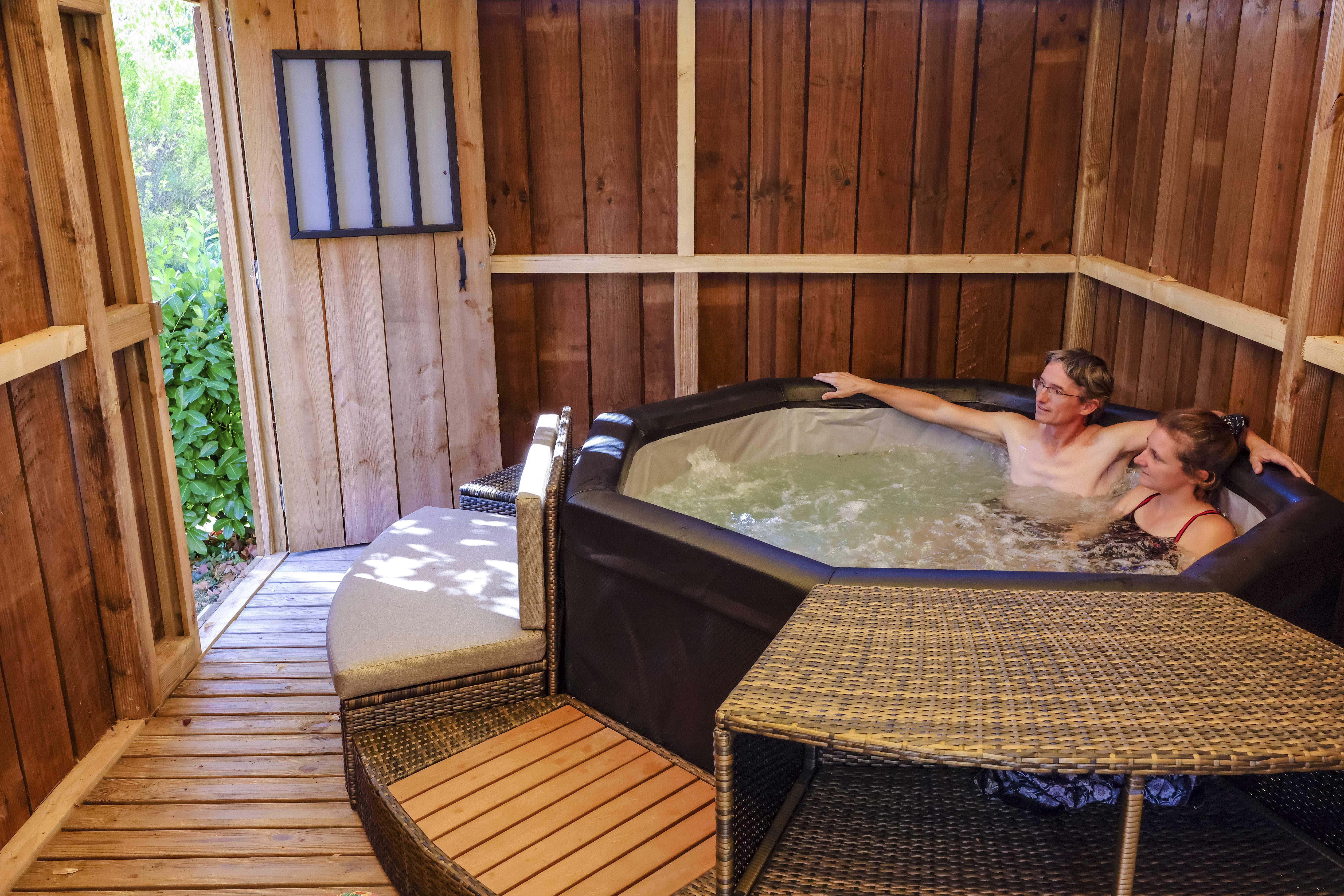 Mobil-home Saloon & SPA privatif — Cabane avec spa à Les Auzerals, Tarn à Rabastens — espace de vie