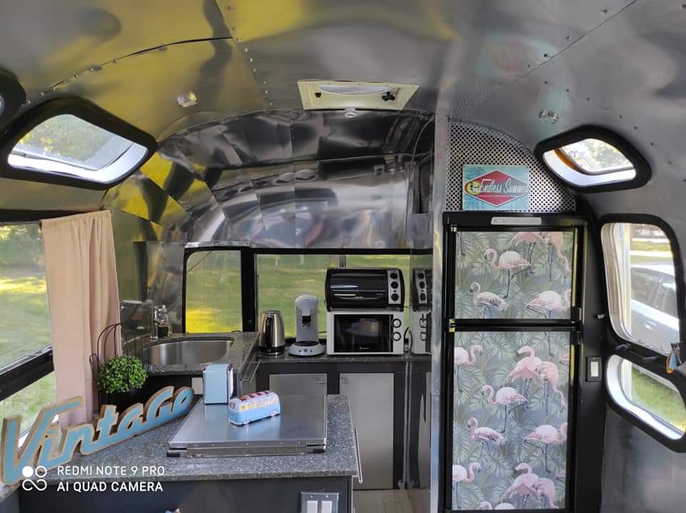 Évasion dans une caravane vintage avec spa en Centre-Val de Loire à Chabris — chambre