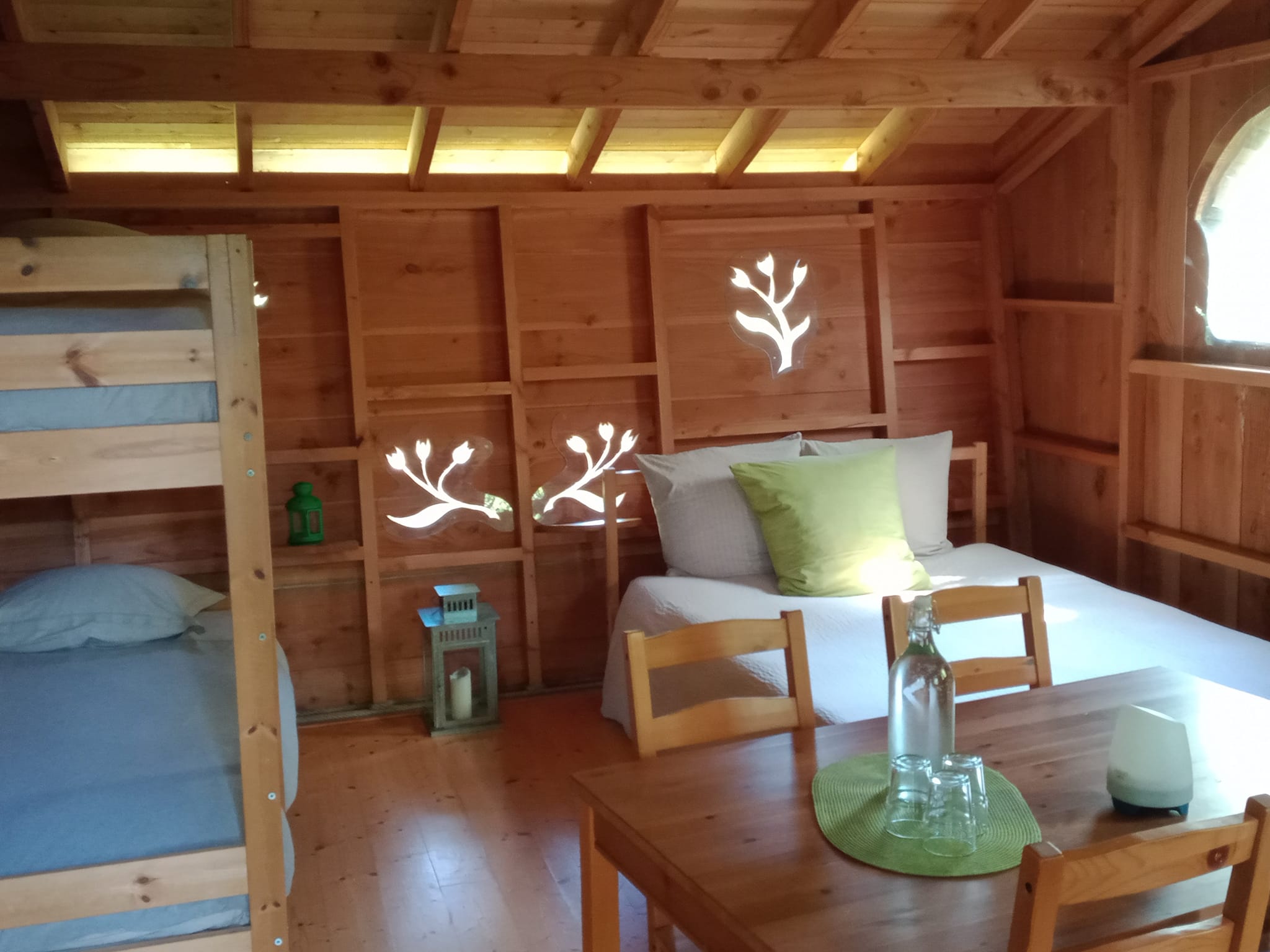 Cabane sur pilotis : le refuge du Trappeur en Alsace à Grandfontaine — vue intérieure