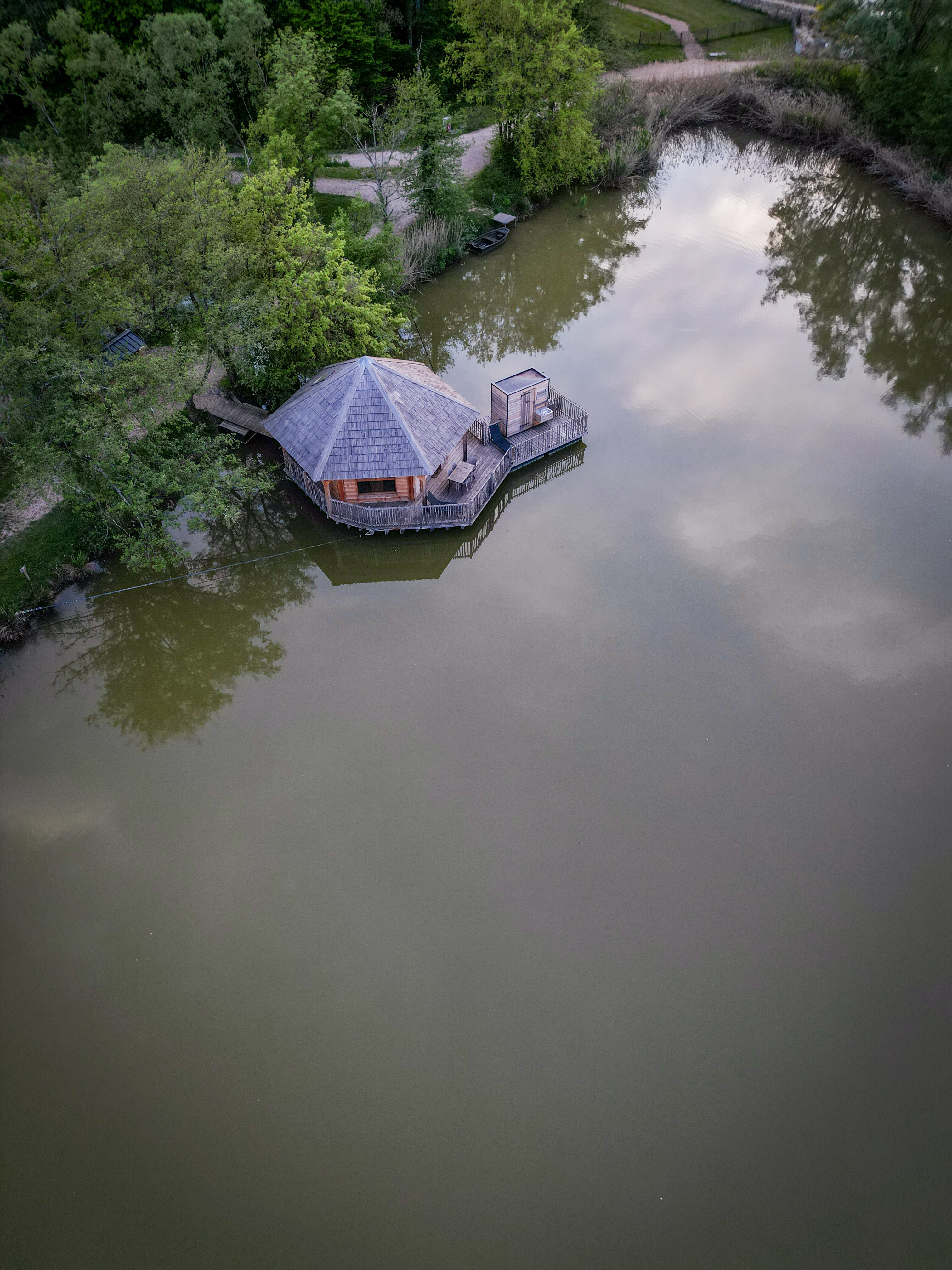Cabane Ruche 5 pers — Séjour flottant avec spa à Ain à Meillonnas — espace de vie