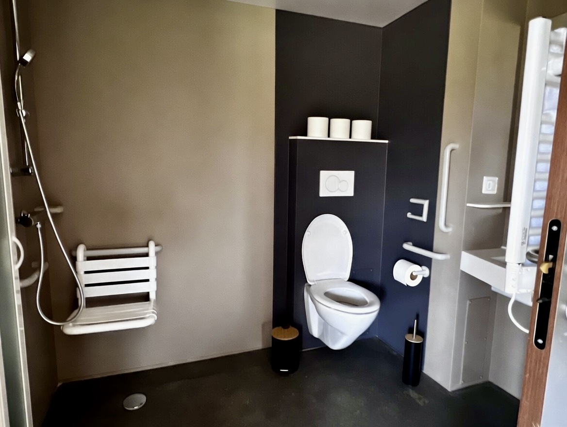 Cabane PMR Spa — Évasion relaxante à Ain à Meillonnas — détail architectural