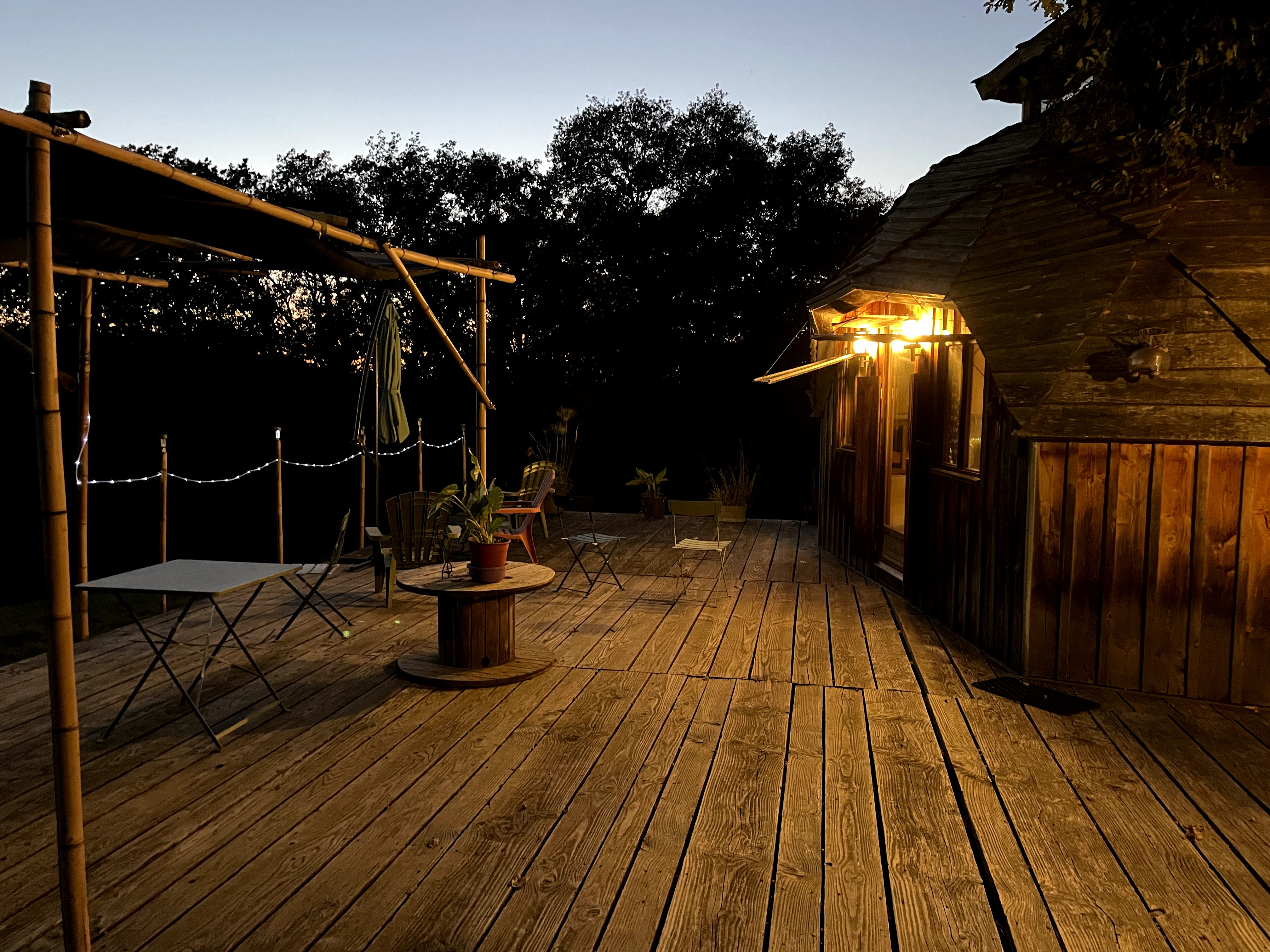 La cabane L'insolite Tanière — Séjour relaxant avec spa à Gers à Riguepeu — vue intérieure