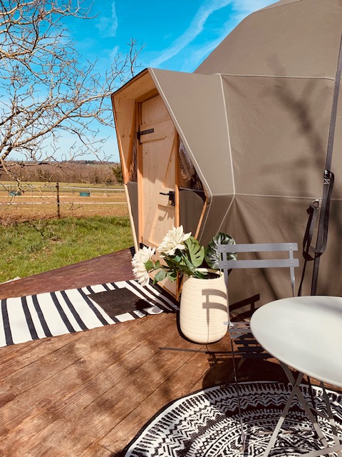 Un dôme enchanteur avec spa au cœur de la Dordogne à Lanouaille — vue depuis la terrasse