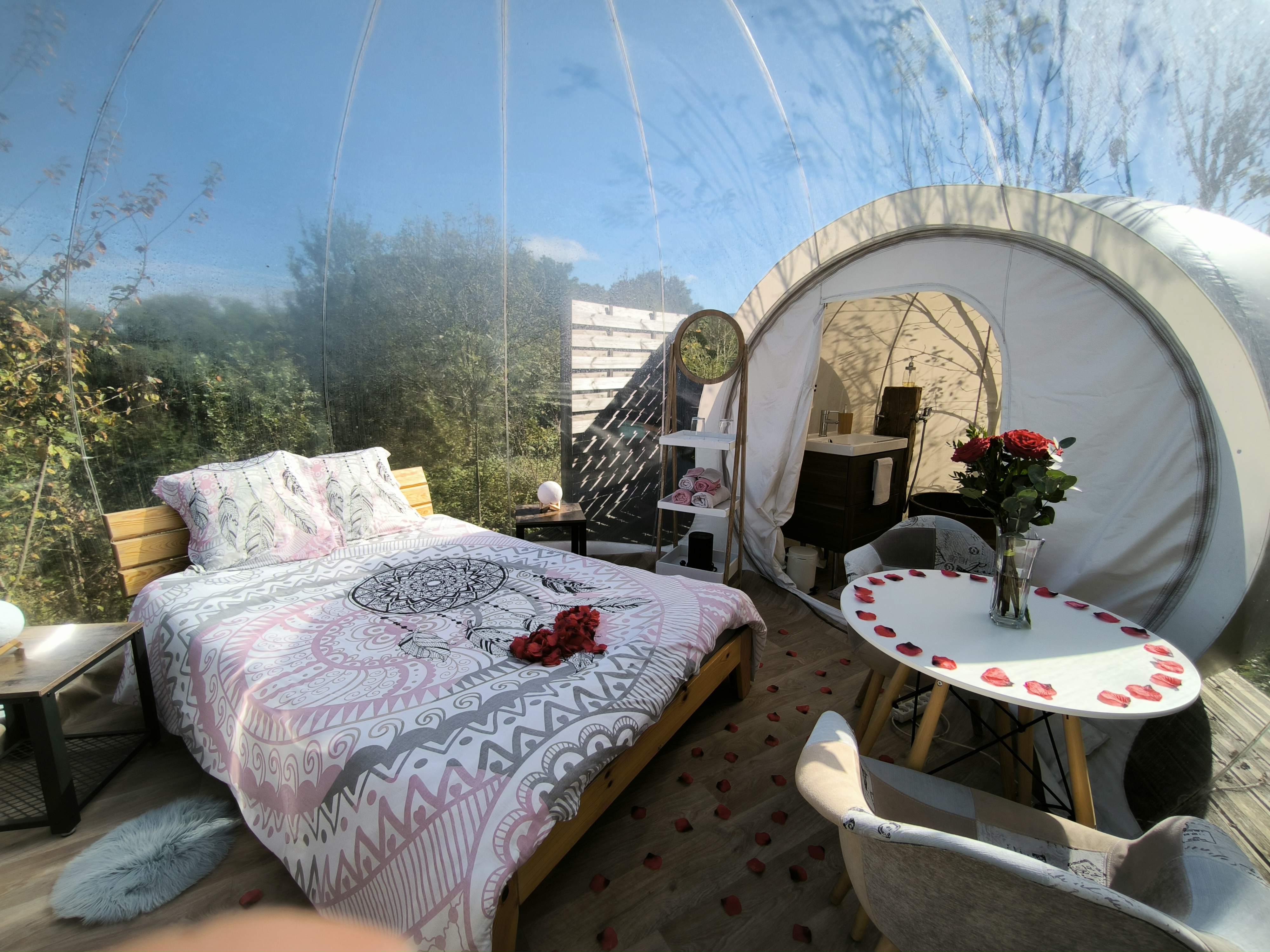 Bulle Spa Vénus : une nuit étoilée en pleine nature à Puycornet — salle de bain