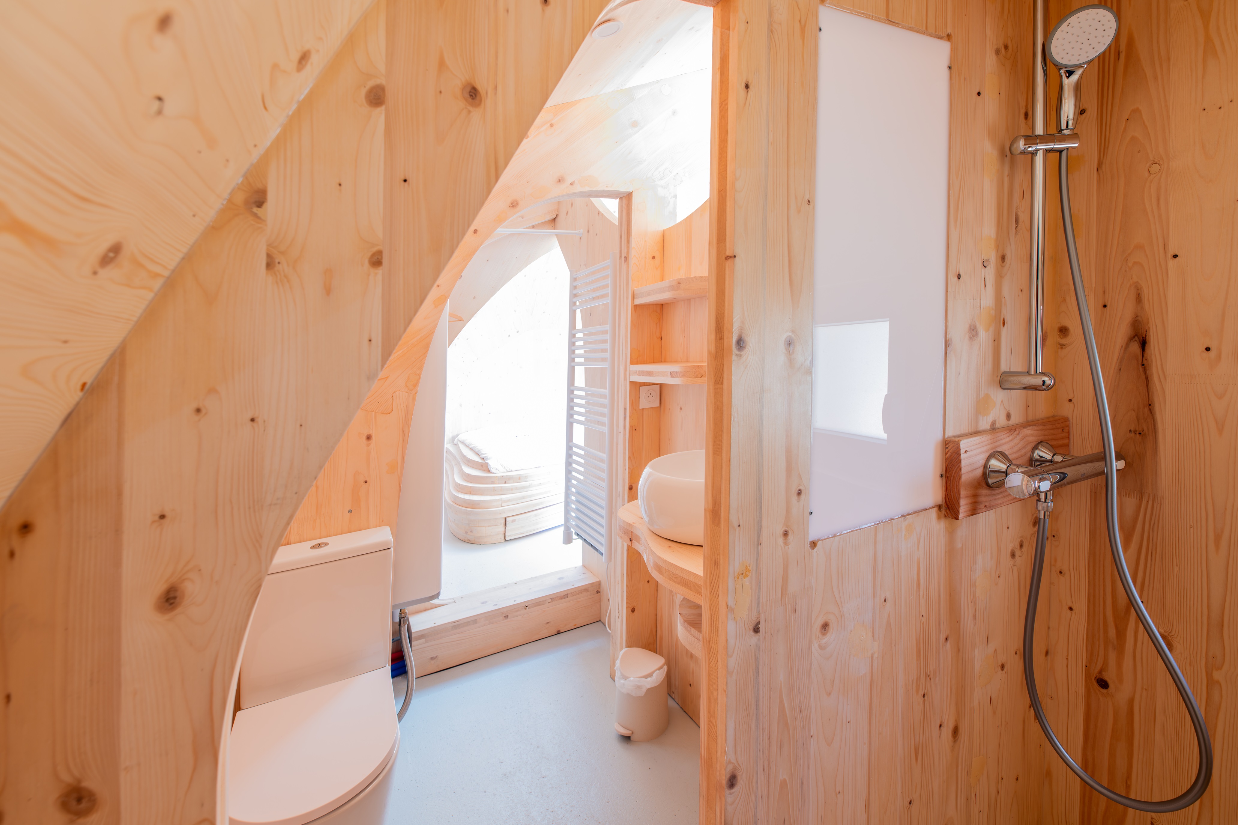 Nid merisier : une cabane végétalisée au cœur du Limousin à Neuvic — salle de bain