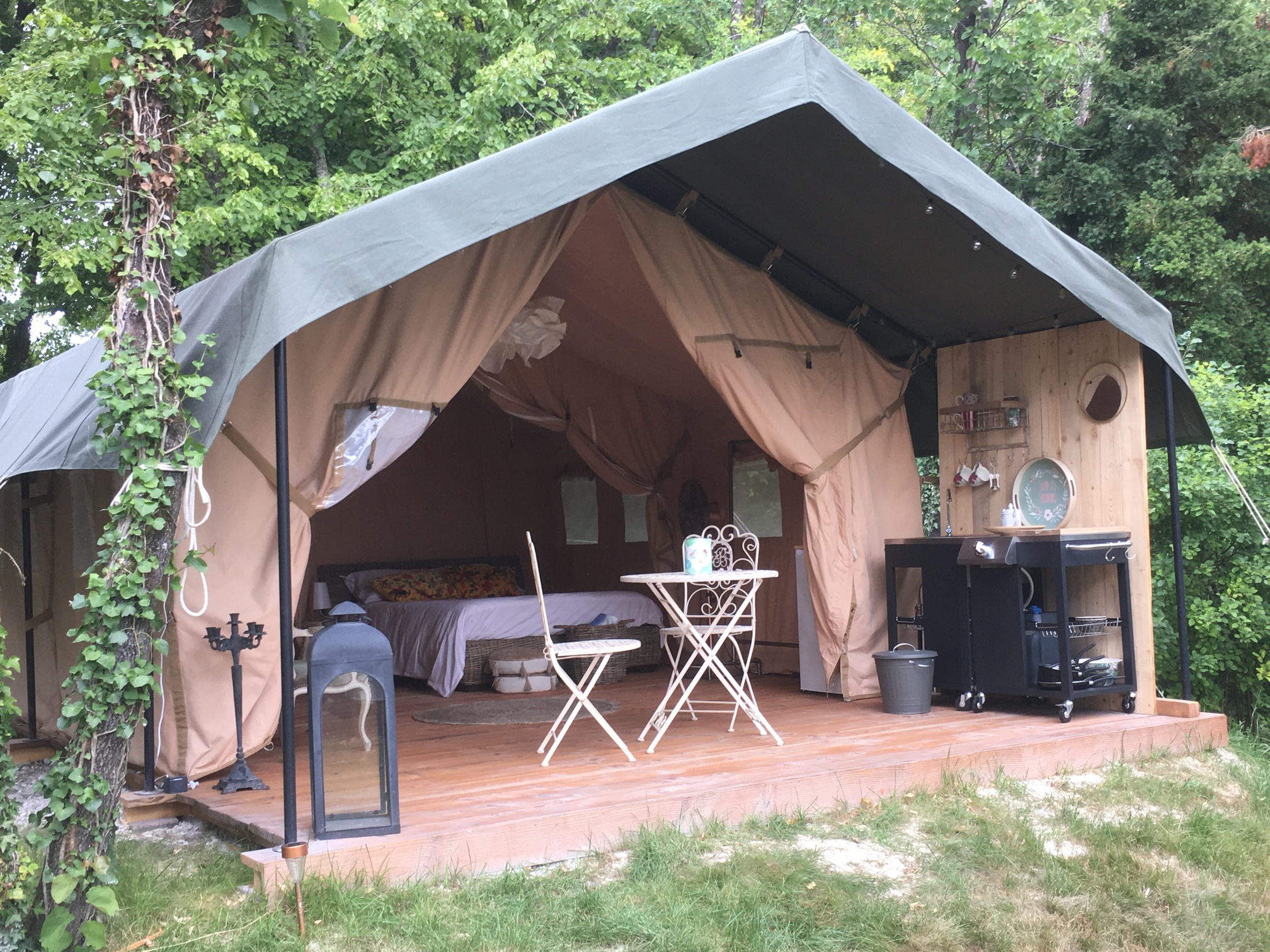Tente safari luxe Orion : une expérience immersive en pleine nature à Marcay — vue intérieure