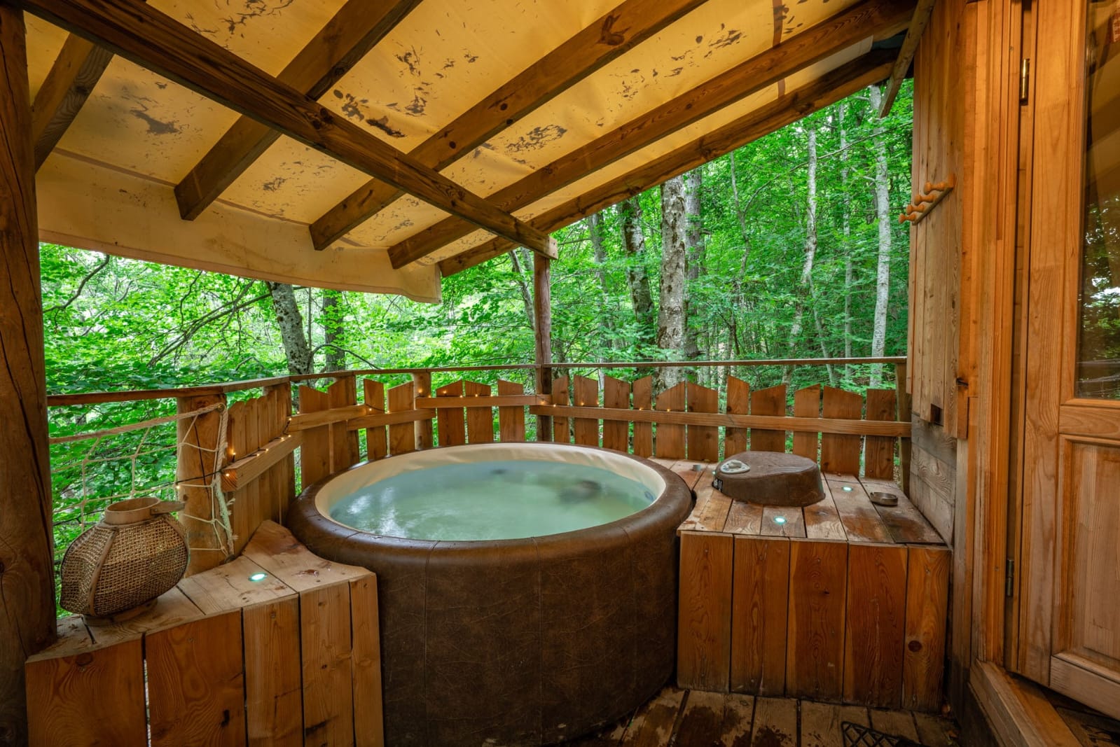 Cabane Spa Les Elfes : une escapade enchantée en hauteur à Saint Léger Les Mélèzes — espace de vie