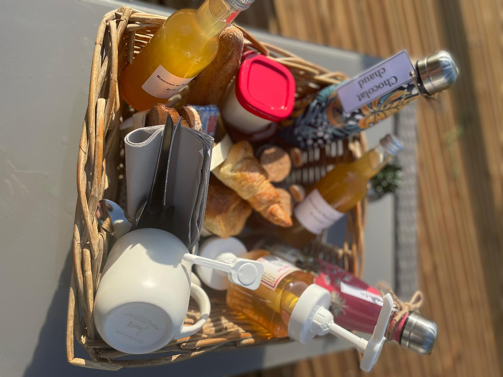 Évasion romantique dans une bulle avec spa en Rhône-Alpes à Jarcieu — vue depuis la terrasse